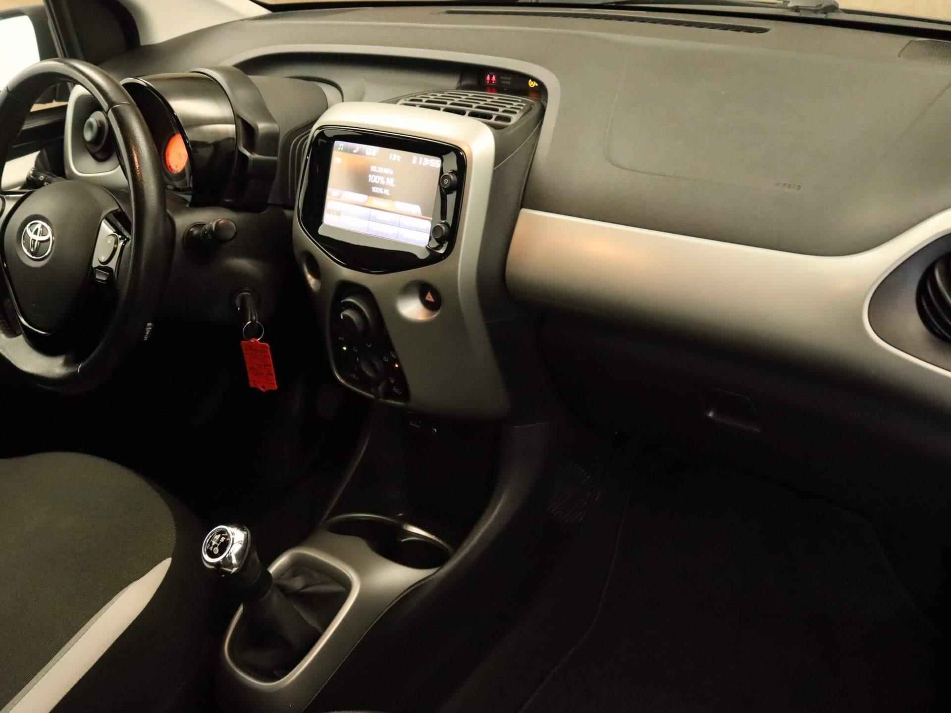 Toyota Aygo 1.0 VVT-i x-wave CABRIO DAK - AIRCO - ACHTERUITRIJCAMERA - ELEKTRISCHE RAMEN VOOR - BLUETOOTH - 5/29