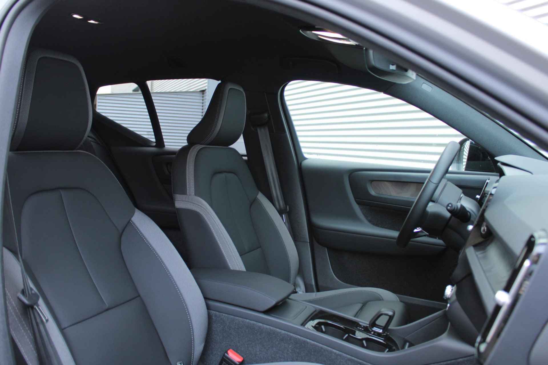Volvo XC40 Single Motor Extended Range Plus 82 kWh | Achteruitrijcamera | Dodehoekdetectie | DAB | Apple Carplay/Android Auto | Elektrische Kofferklep | Parkeersensor Voor - 3/24