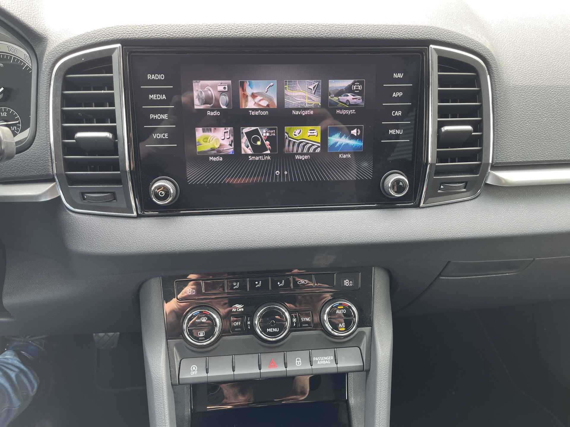 Škoda Karoq 1.0 TSI Business Edition Apple/Android Carplay / Trekhaak wegklapbaar / Electr. achterklep / Keyless / Led verlichting / Parkeer - 22/24