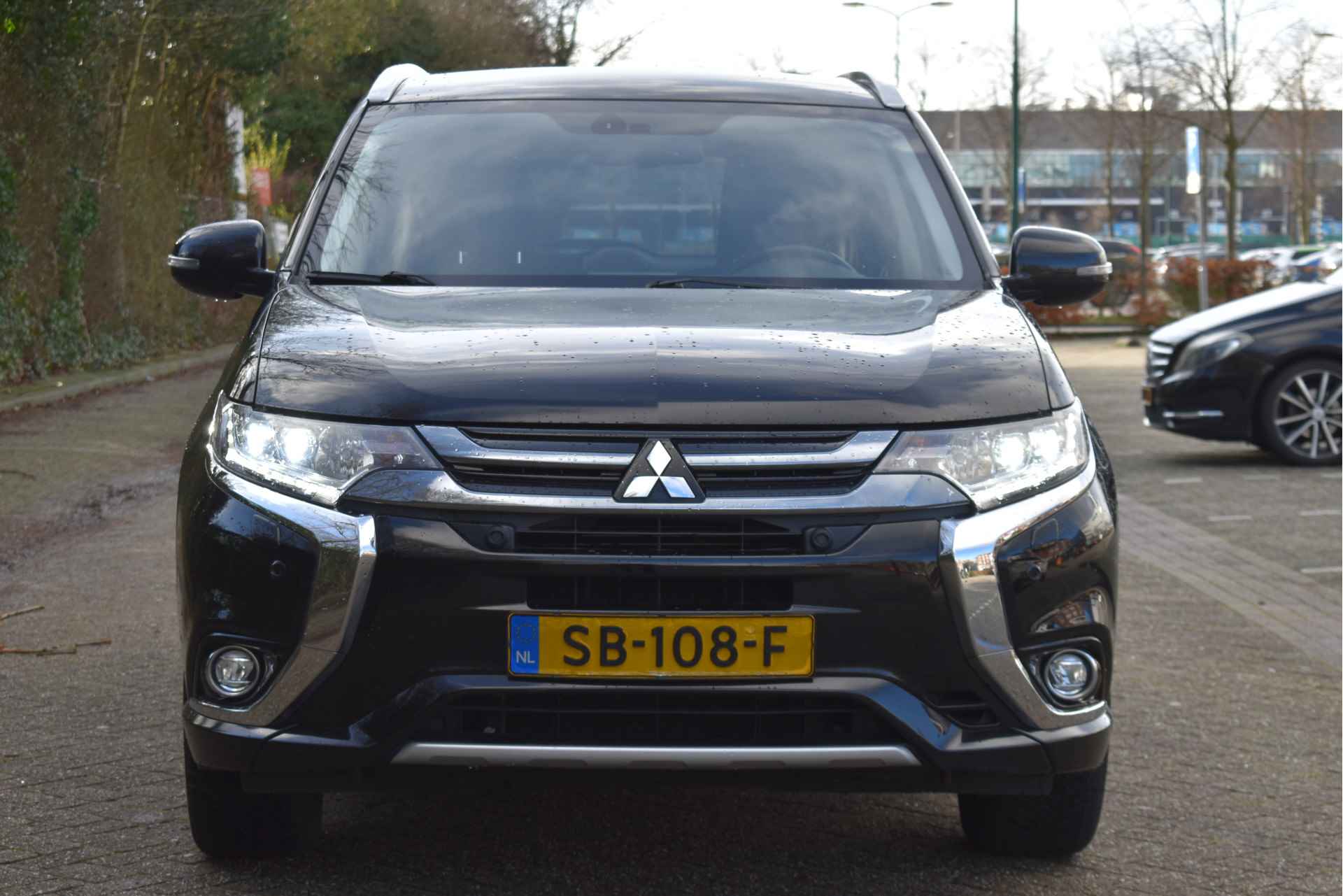 Mitsubishi Outlander 2.0 PHEV Premium 203PK 4WD | NL-Auto | Camera | Trekhaak | Carplay | Standkachel | Keyless | Stoel- & stuurverwarming | Allweathers | LED / Xenon - 5/52