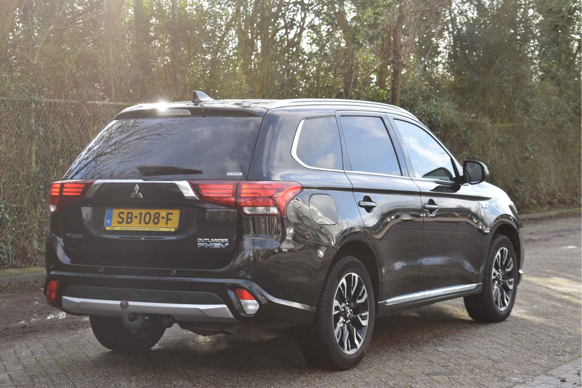 Mitsubishi Outlander 2.0 PHEV Premium 203PK 4WD | NL-Auto | Camera | Trekhaak | Carplay | Standkachel | Keyless | Stoel- & stuurverwarming | Allweathers | LED / Xenon - 6/52