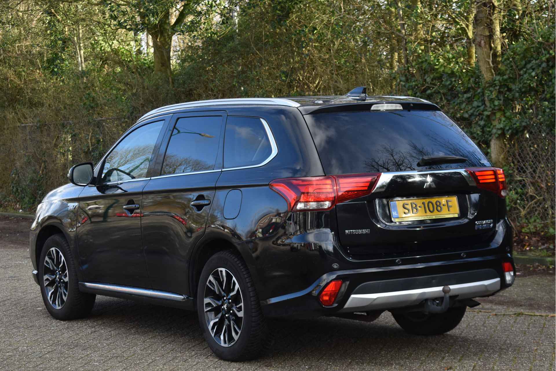 Mitsubishi Outlander 2.0 PHEV Premium 203PK 4WD | NL-Auto | Camera | Trekhaak | Carplay | Standkachel | Keyless | Stoel- & stuurverwarming | Allweathers | LED / Xenon - 26/52