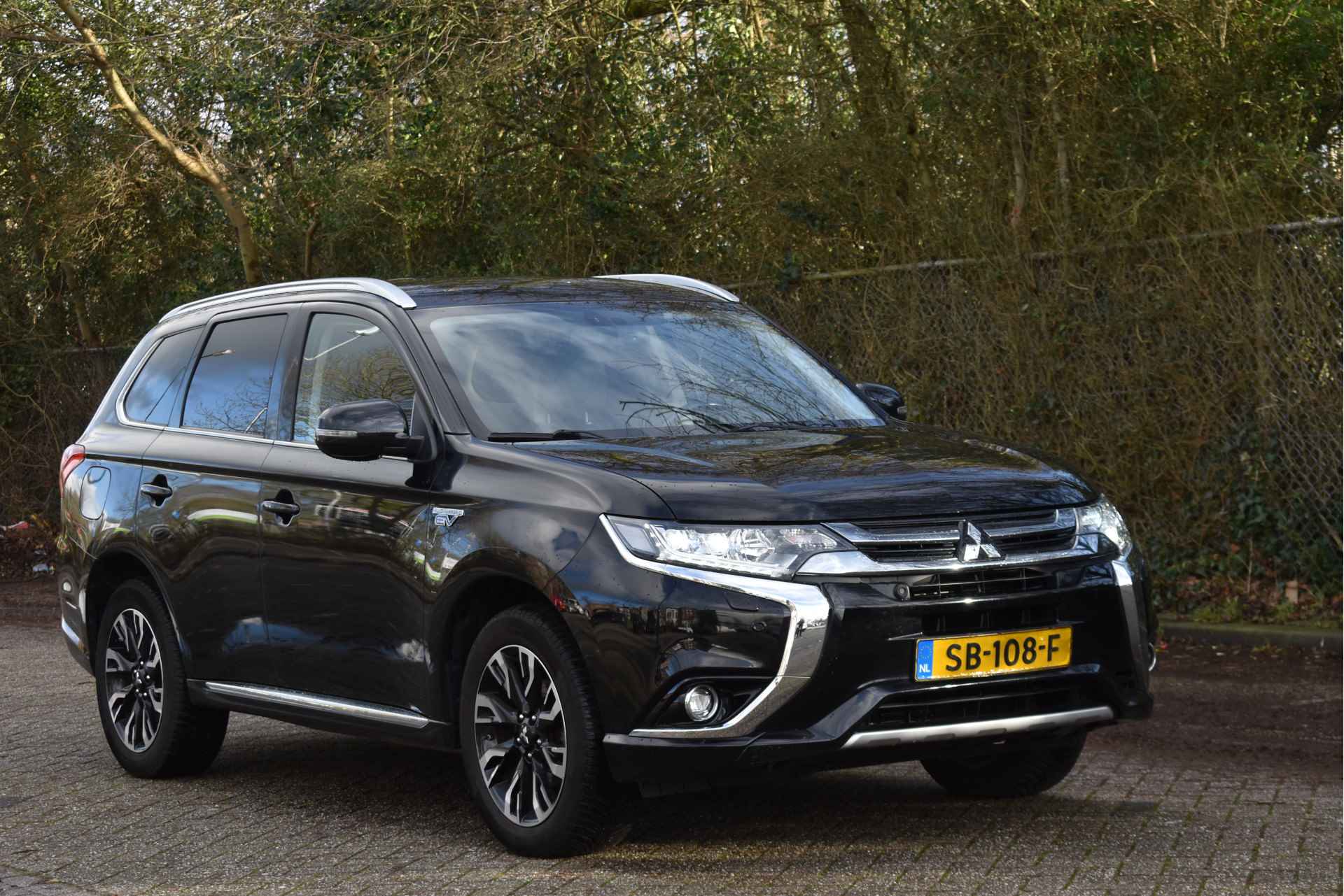 Mitsubishi Outlander 2.0 PHEV Premium 203PK 4WD | NL-Auto | Camera | Trekhaak | Carplay | Standkachel | Keyless | Stoel- & stuurverwarming | Allweathers | LED / Xenon - 27/52