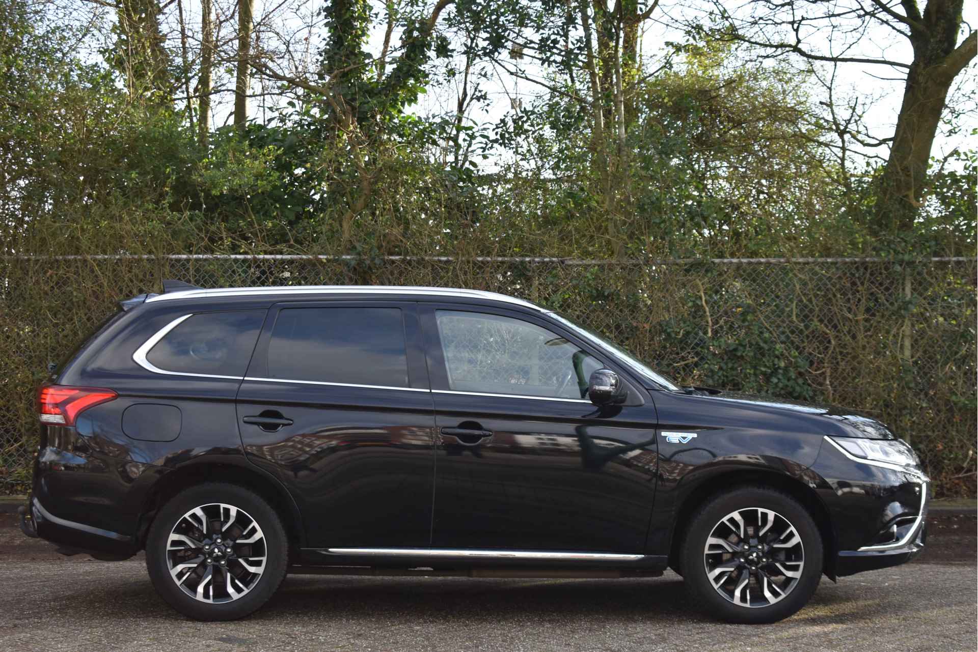 Mitsubishi Outlander 2.0 PHEV Premium 203PK 4WD | NL-Auto | Camera | Trekhaak | Carplay | Standkachel | Keyless | Stoel- & stuurverwarming | Allweathers | LED / Xenon - 28/52