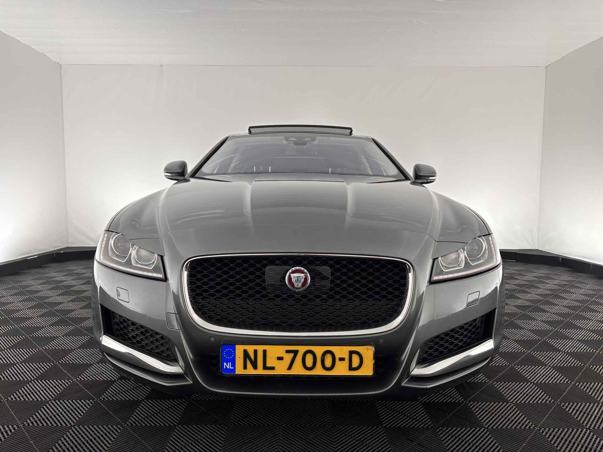 Jaguar XF 2.0d Portfolio Aut. *PANO | HEAD-UP | WINDSOR-FULL-LEATHER | BI-XENON | MEMORY-PACK | NAVI-FULLMAP | CAMERA | KEYLESS | ECC | PDC | CRUISE | TOWBAR | SHIFT-PADDLES | LANE-ASSIST | COMFORT-SEATS | 18''ALU - 2/33