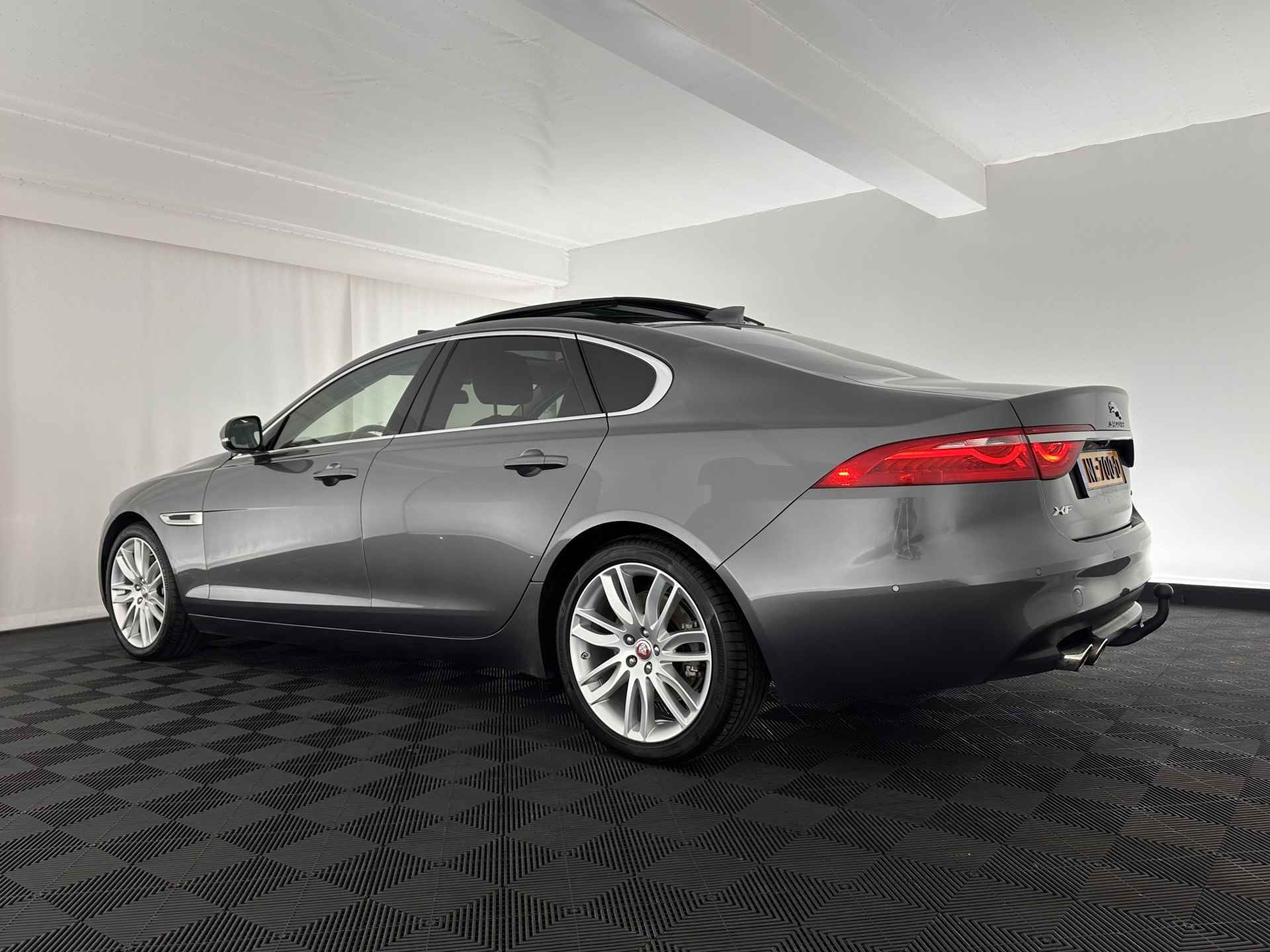 Jaguar XF 2.0d Portfolio Aut. *PANO | HEAD-UP | WINDSOR-FULL-LEATHER | BI-XENON | MEMORY-PACK | NAVI-FULLMAP | CAMERA | KEYLESS | ECC | PDC | CRUISE | TOWBAR | SHIFT-PADDLES | LANE-ASSIST | COMFORT-SEATS | 18''ALU - 4/33