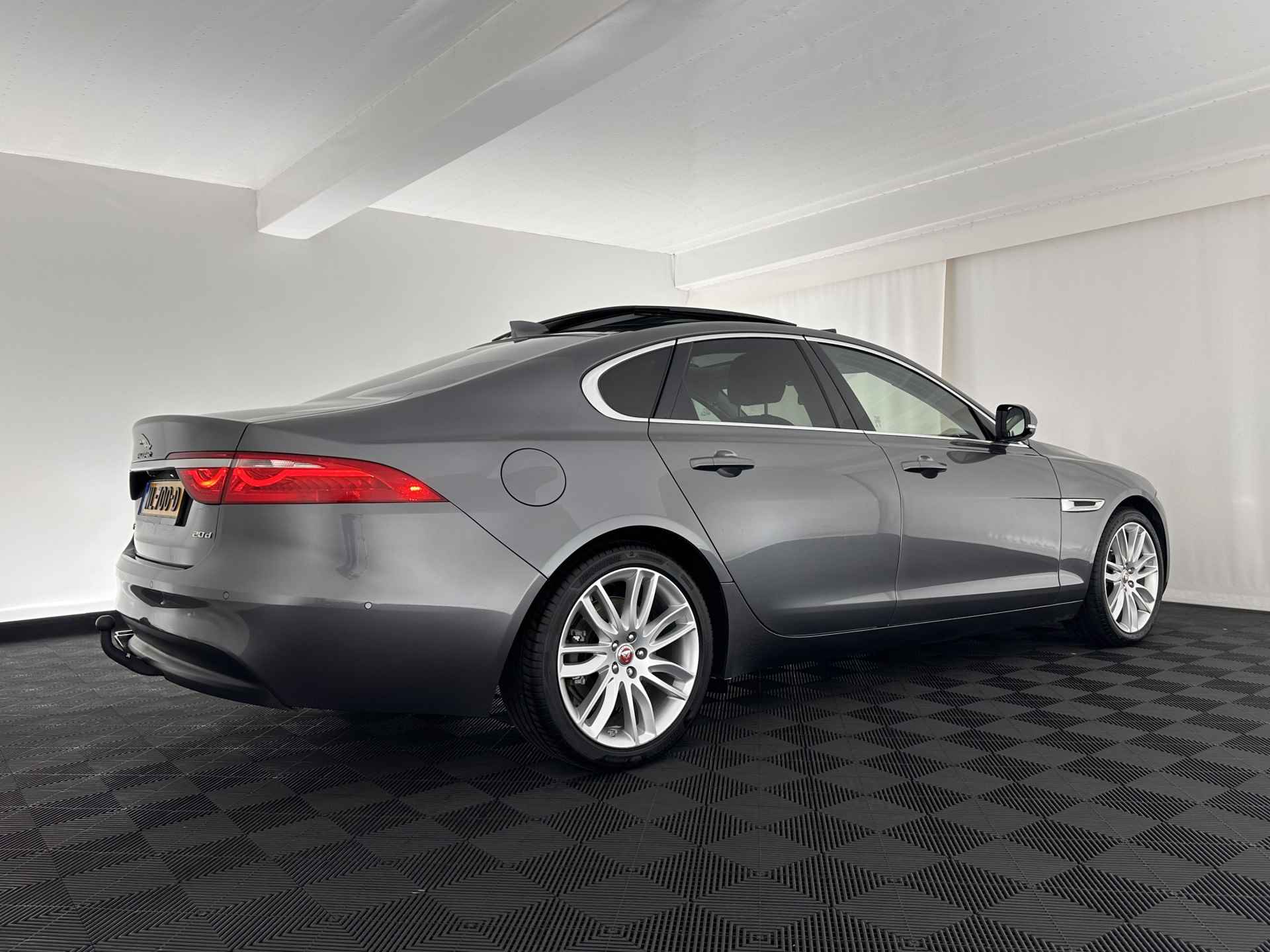 Jaguar XF 2.0d Portfolio Aut. *PANO | HEAD-UP | WINDSOR-FULL-LEATHER | BI-XENON | MEMORY-PACK | NAVI-FULLMAP | CAMERA | KEYLESS | ECC | PDC | CRUISE | TOWBAR | SHIFT-PADDLES | LANE-ASSIST | COMFORT-SEATS | 18''ALU - 6/33