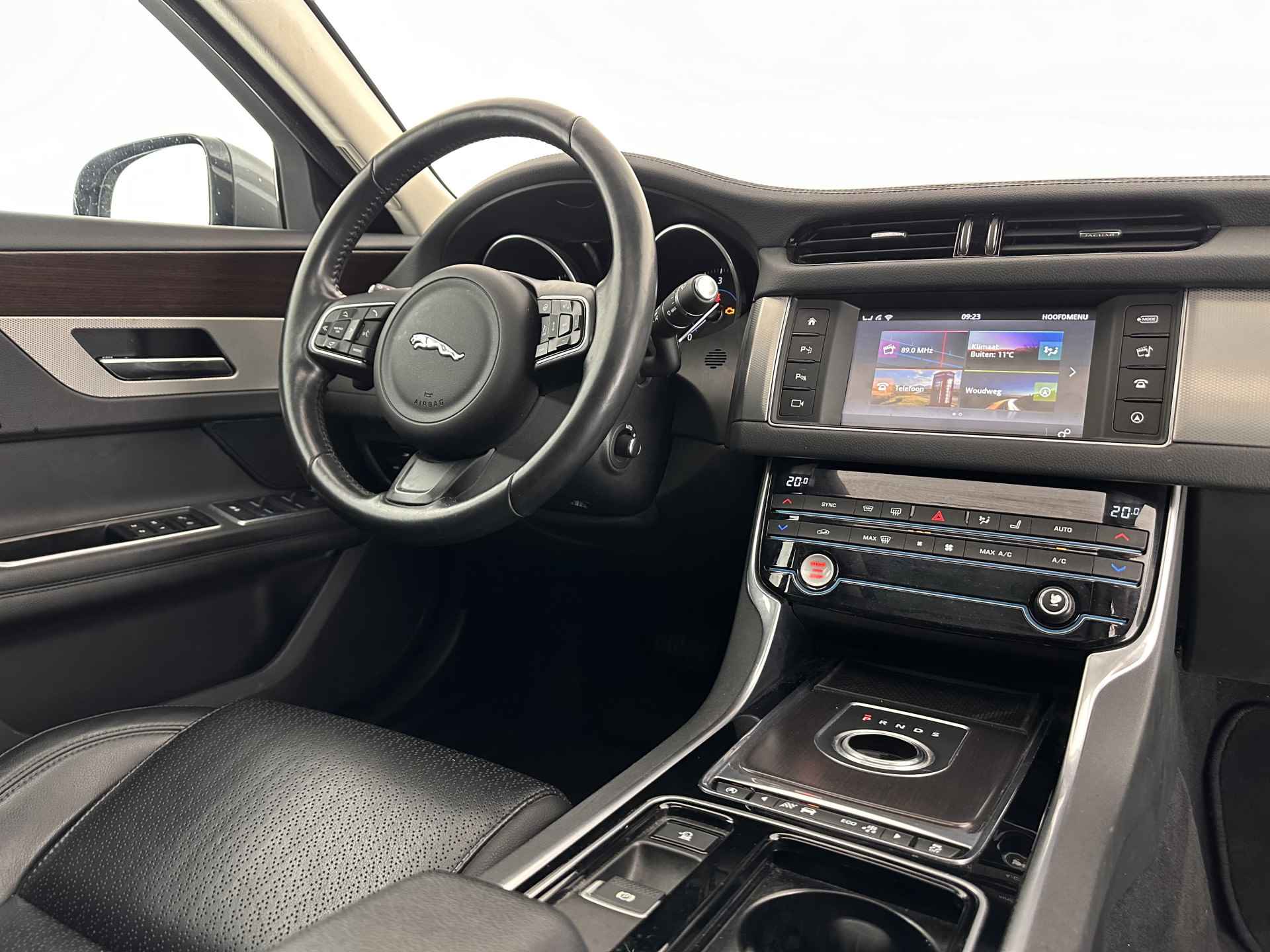 Jaguar XF 2.0d Portfolio Aut. *PANO | HEAD-UP | WINDSOR-FULL-LEATHER | BI-XENON | MEMORY-PACK | NAVI-FULLMAP | CAMERA | KEYLESS | ECC | PDC | CRUISE | TOWBAR | SHIFT-PADDLES | LANE-ASSIST | COMFORT-SEATS | 18''ALU - 8/33