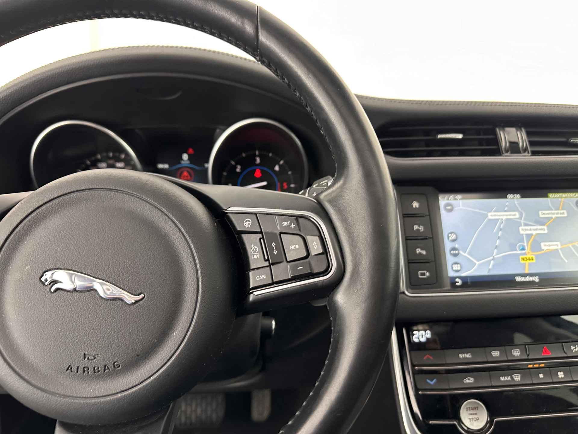 Jaguar XF 2.0d Portfolio Aut. *PANO | HEAD-UP | WINDSOR-FULL-LEATHER | BI-XENON | MEMORY-PACK | NAVI-FULLMAP | CAMERA | KEYLESS | ECC | PDC | CRUISE | TOWBAR | SHIFT-PADDLES | LANE-ASSIST | COMFORT-SEATS | 18''ALU - 20/33