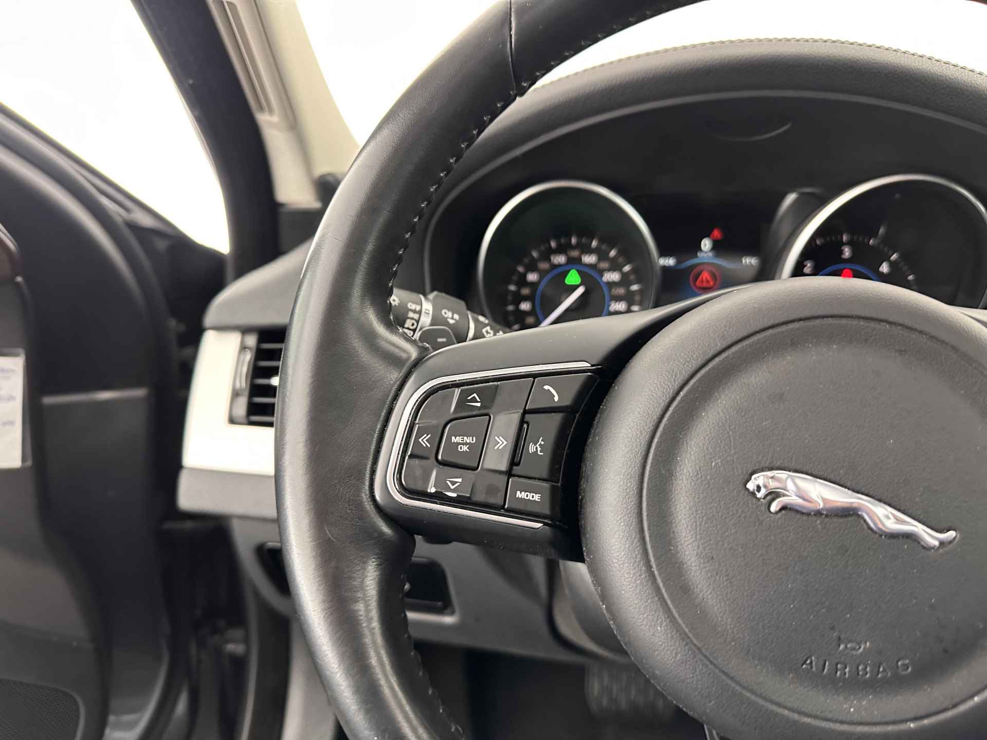 Jaguar XF 2.0d Portfolio Aut. *PANO | HEAD-UP | WINDSOR-FULL-LEATHER | BI-XENON | MEMORY-PACK | NAVI-FULLMAP | CAMERA | KEYLESS | ECC | PDC | CRUISE | TOWBAR | SHIFT-PADDLES | LANE-ASSIST | COMFORT-SEATS | 18''ALU - 21/33