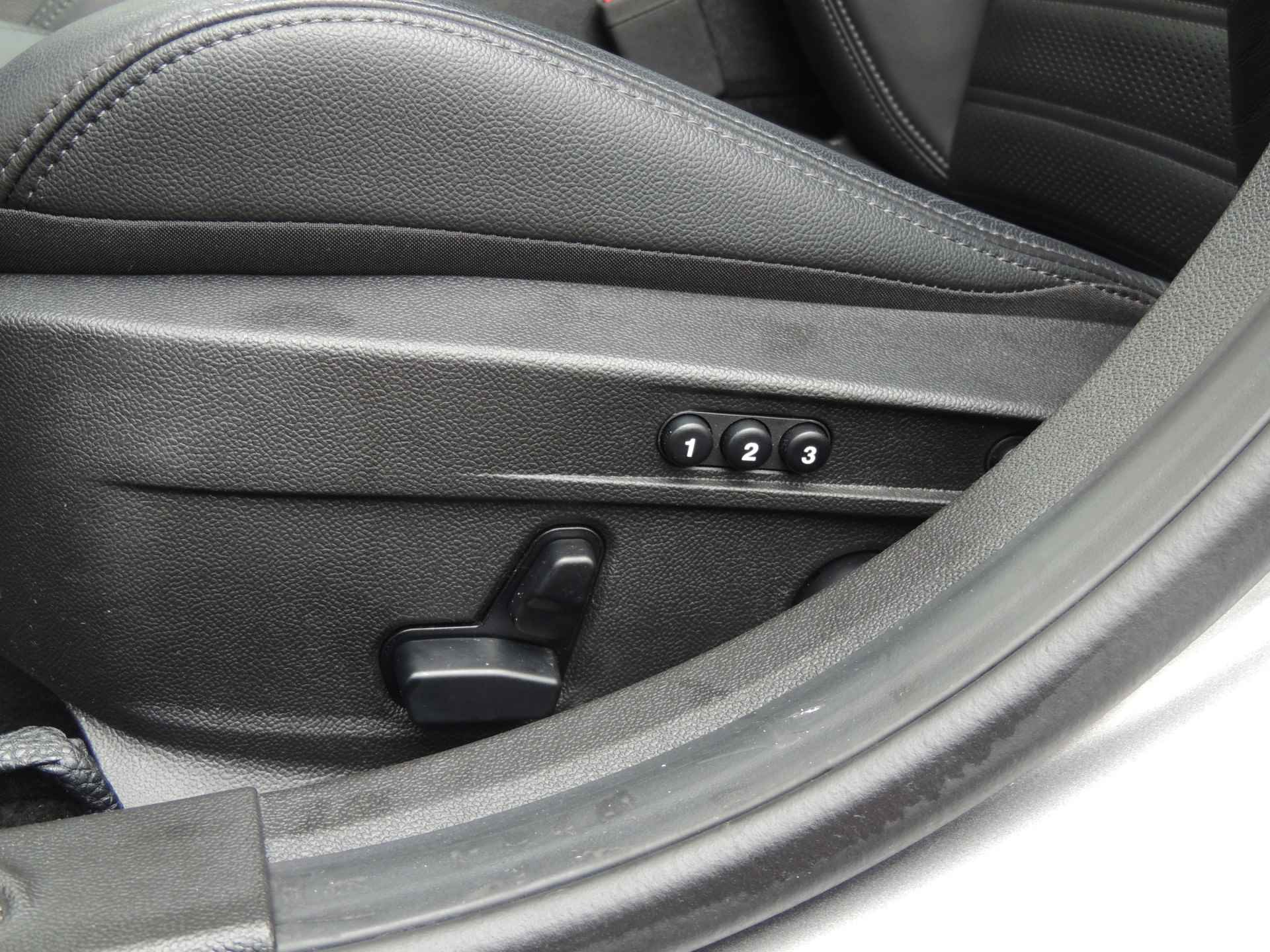 Alfa Romeo Giulia 2.2 Sprint | Veloce Interieur | Apple/android Carplay | 19" LMV | Elektr. Panoramadak | Let op rijdende auto, niet altijd aanwezig - 21/38