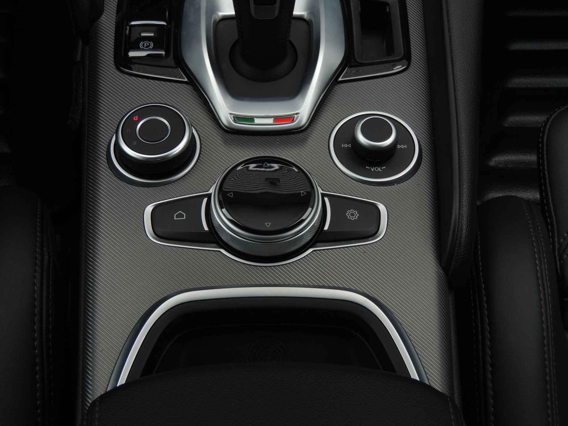 Alfa Romeo Giulia 2.2 Sprint | Veloce Interieur | Apple/android Carplay | 19" LMV | Elektr. Panoramadak | Let op rijdende auto, niet altijd aanwezig - 28/38