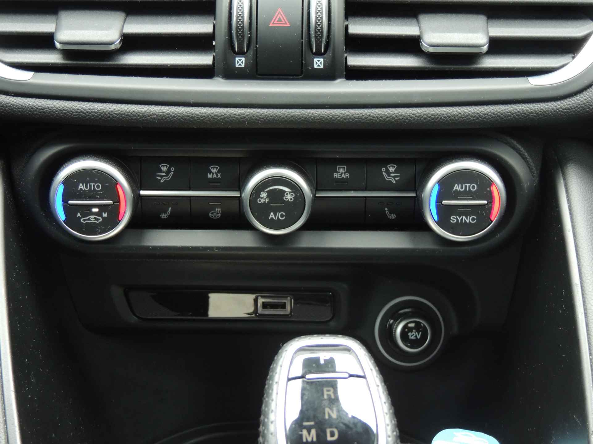 Alfa Romeo Giulia 2.2 Sprint | Veloce Interieur | Apple/android Carplay | 19" LMV | Elektr. Panoramadak | Let op rijdende auto, niet altijd aanwezig - 29/38