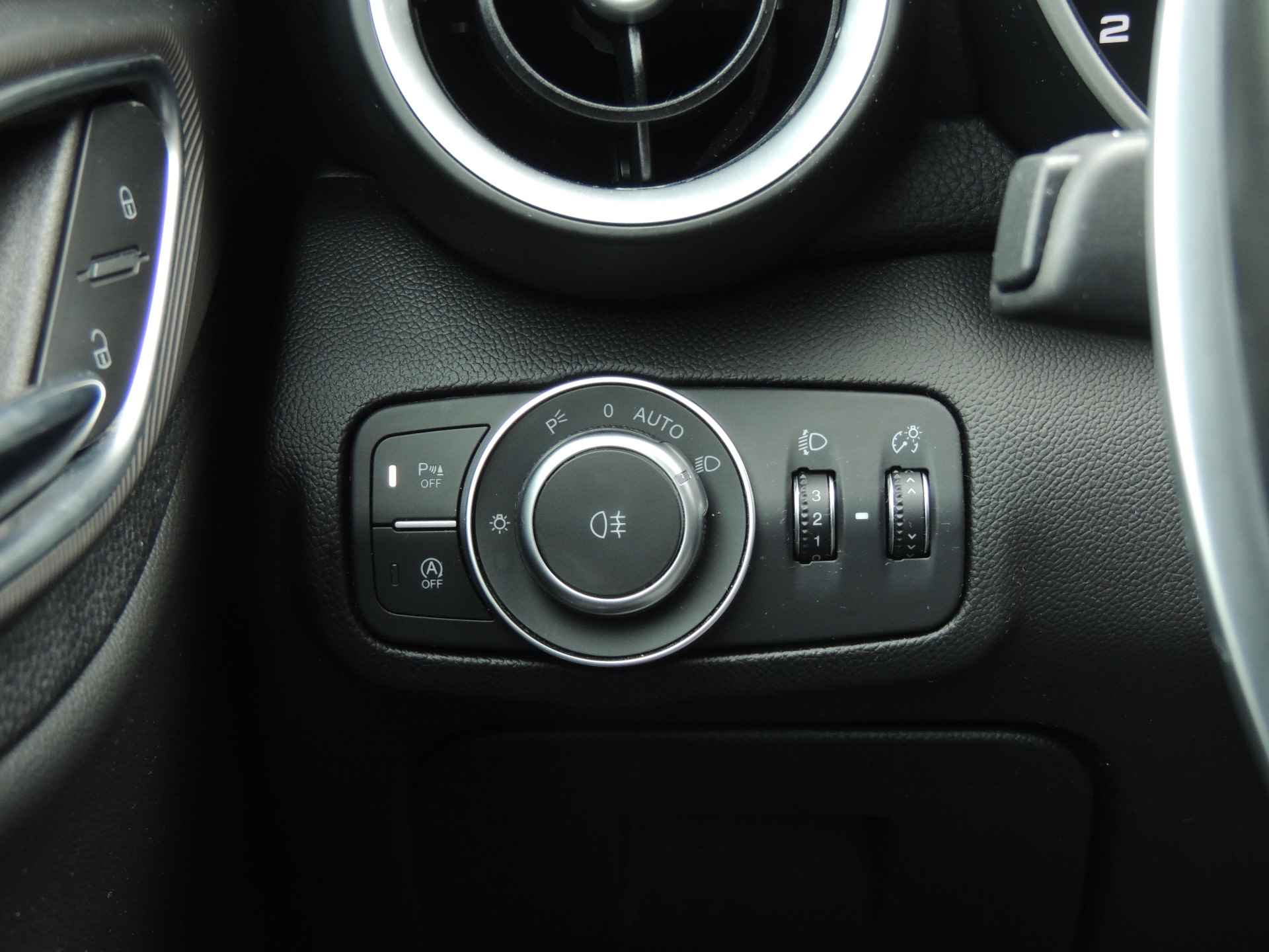Alfa Romeo Giulia 2.2 Sprint | Veloce Interieur | Apple/android Carplay | 19" LMV | Elektr. Panoramadak | Let op rijdende auto, niet altijd aanwezig - 30/38