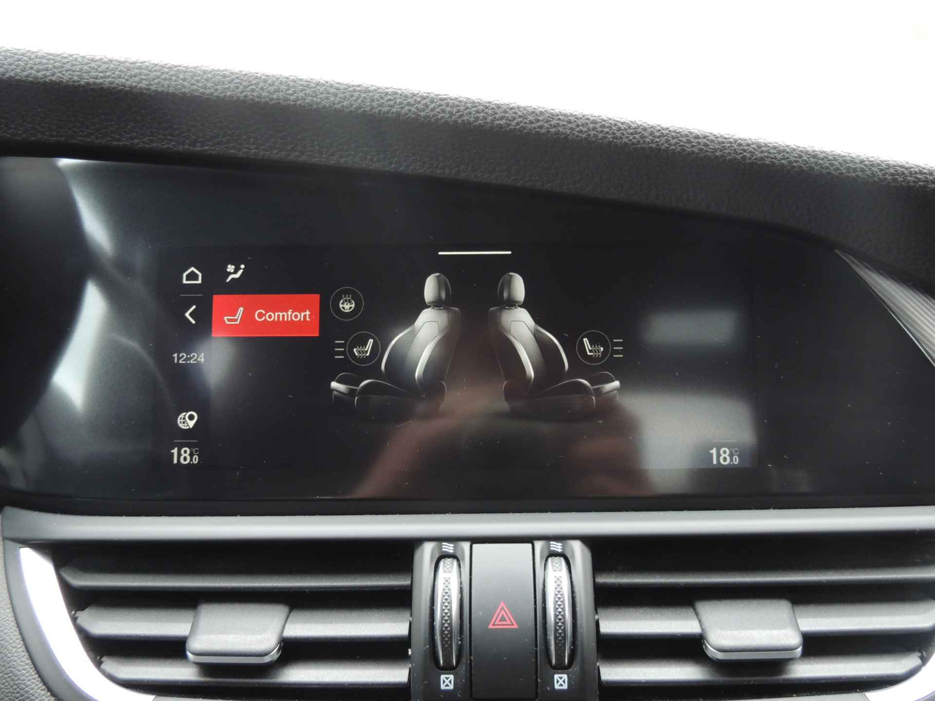 Alfa Romeo Giulia 2.2 Sprint | Veloce Interieur | Apple/android Carplay | 19" LMV | Elektr. Panoramadak | Let op rijdende auto, niet altijd aanwezig - 34/38