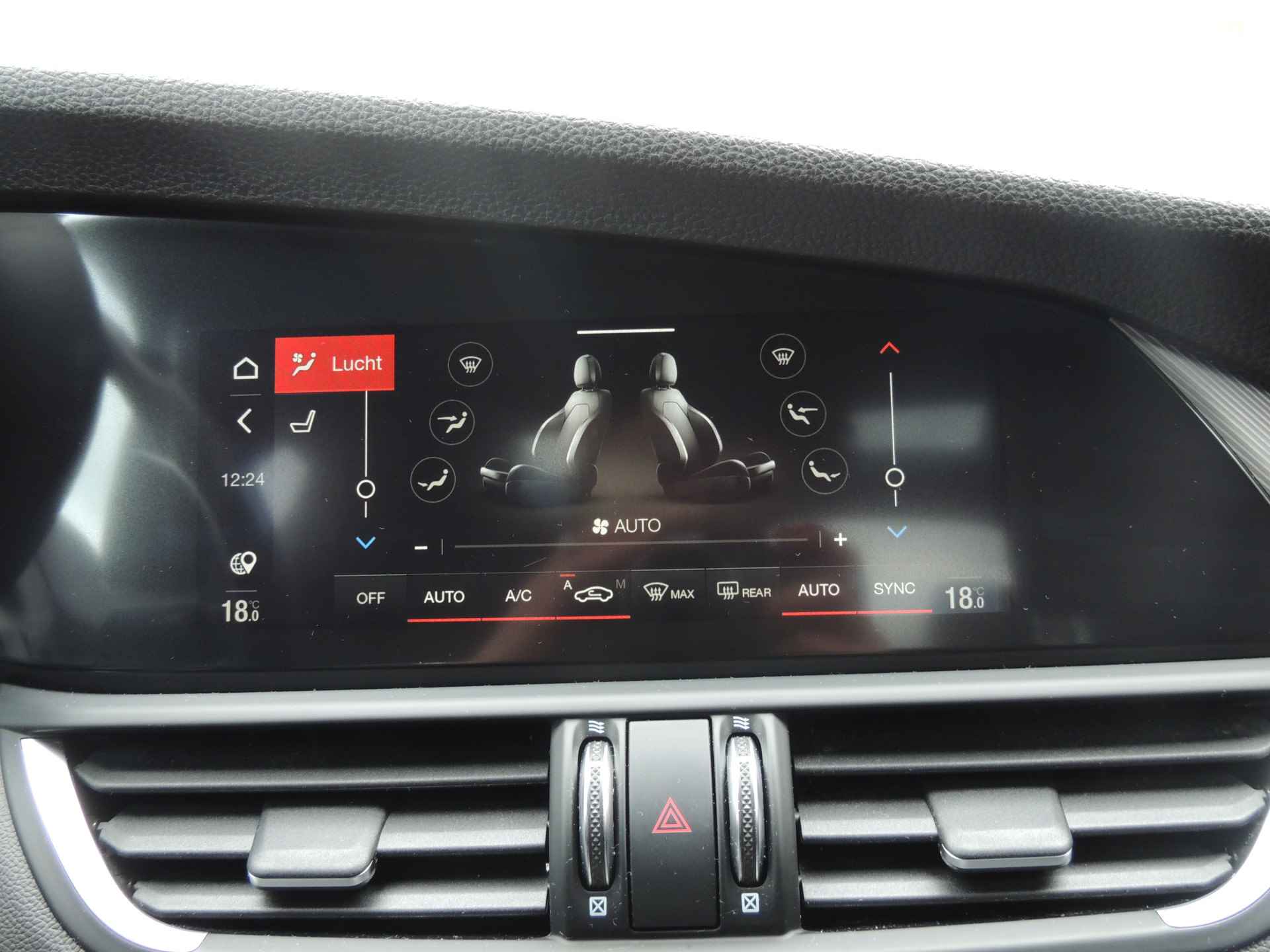 Alfa Romeo Giulia 2.2 Sprint | Veloce Interieur | Apple/android Carplay | 19" LMV | Elektr. Panoramadak | Let op rijdende auto, niet altijd aanwezig - 35/38