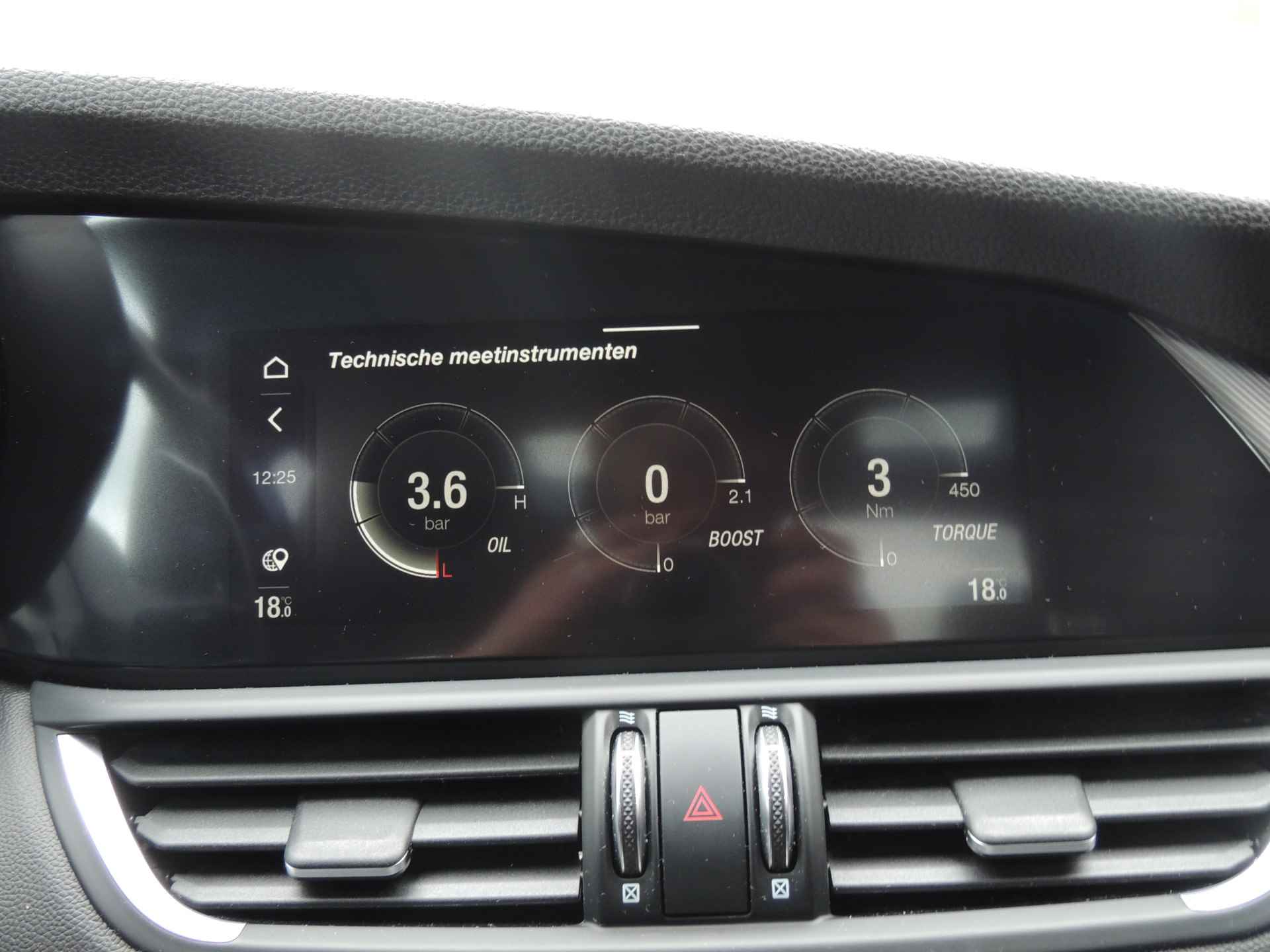 Alfa Romeo Giulia 2.2 Sprint | Veloce Interieur | Apple/android Carplay | 19" LMV | Elektr. Panoramadak | Let op rijdende auto, niet altijd aanwezig - 36/38