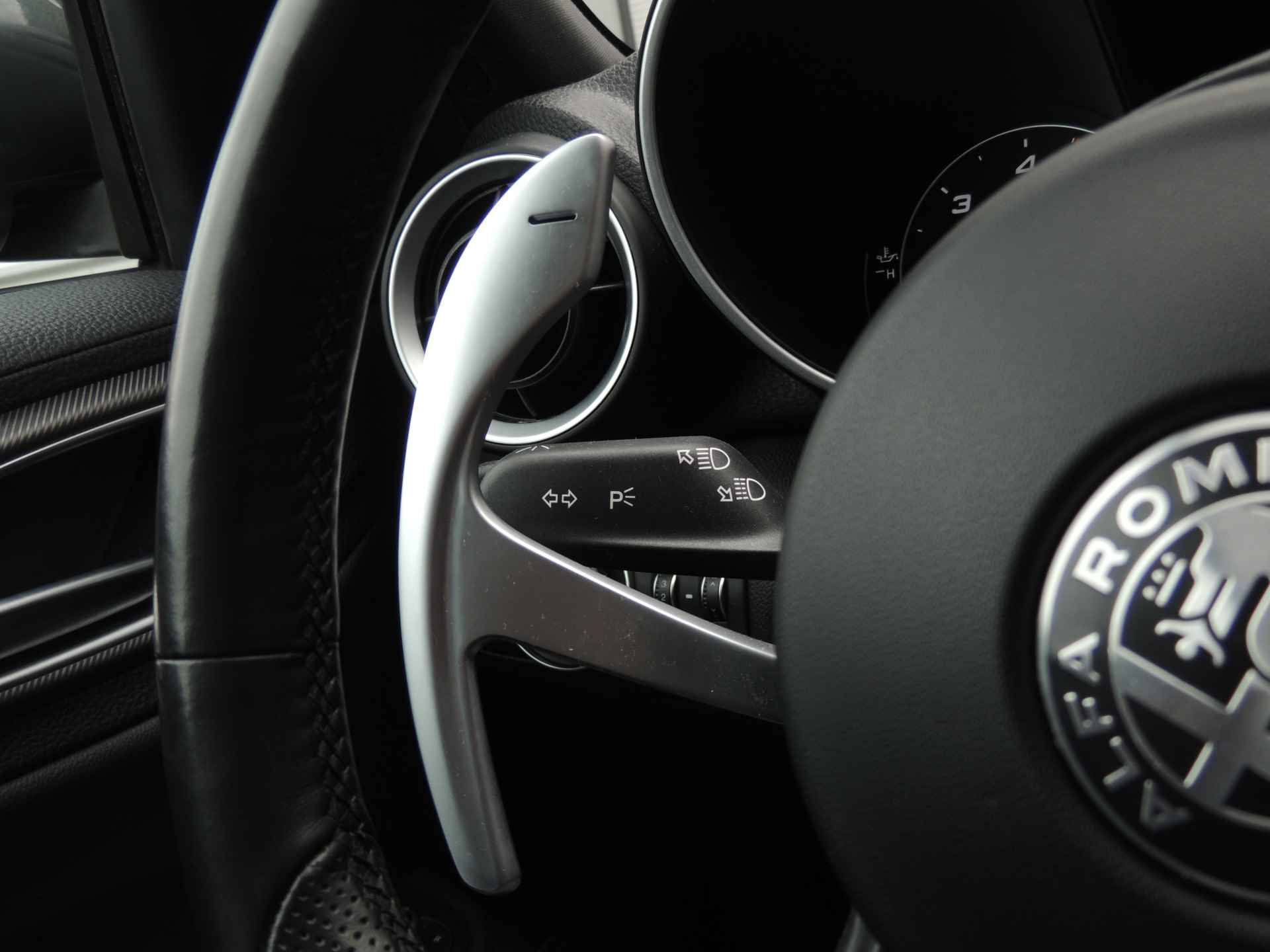 Alfa Romeo Giulia 2.2 Sprint | Veloce Interieur | Apple/android Carplay | 19" LMV | Elektr. Panoramadak | Let op rijdende auto, niet altijd aanwezig - 38/38
