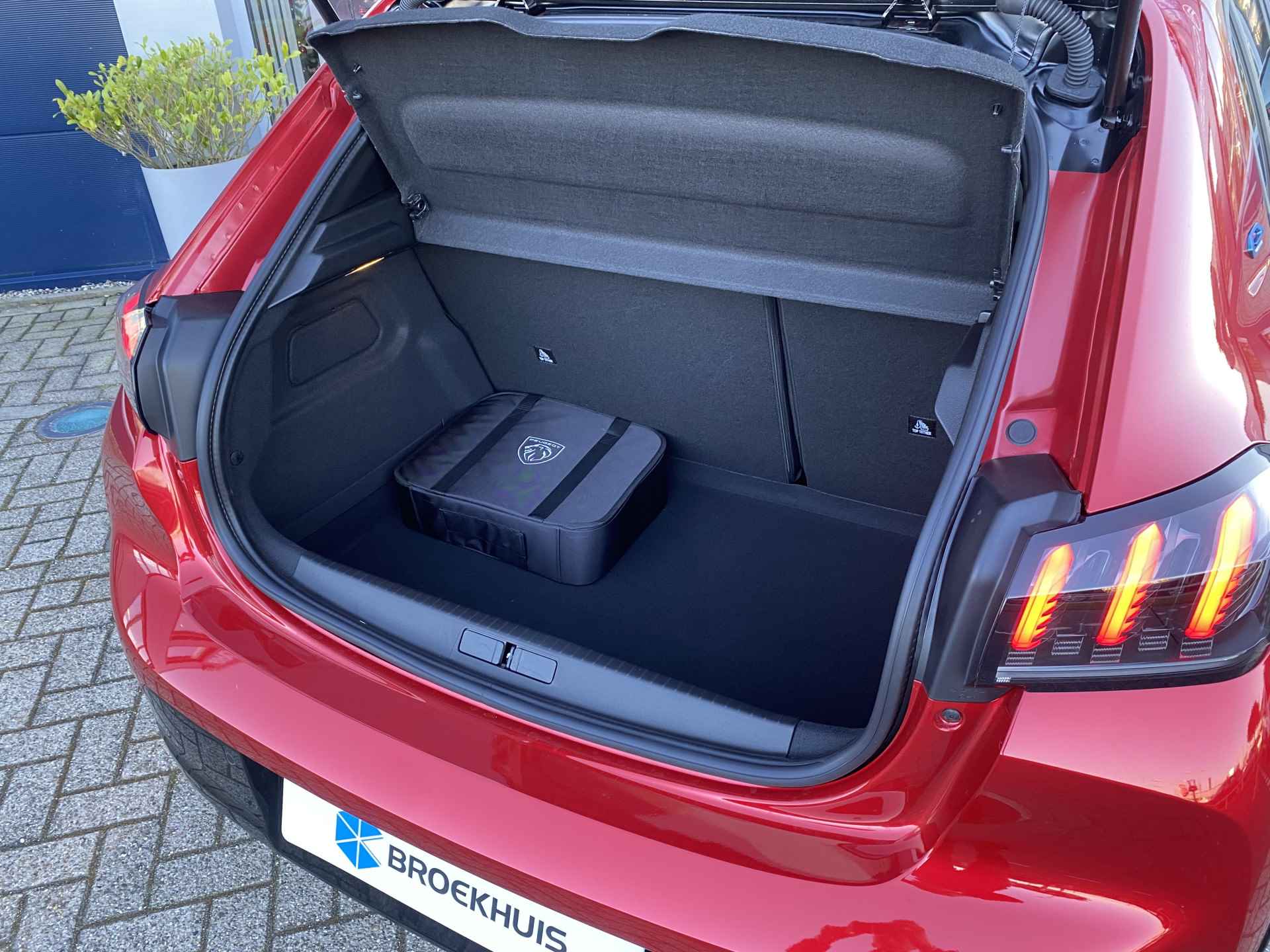 Peugeot e-208 EV GT 50 kWh | Navigatie | Climate | Keyless | Pano | Sensoren + Camera | Carplay | Stoelverwarming - 12/37