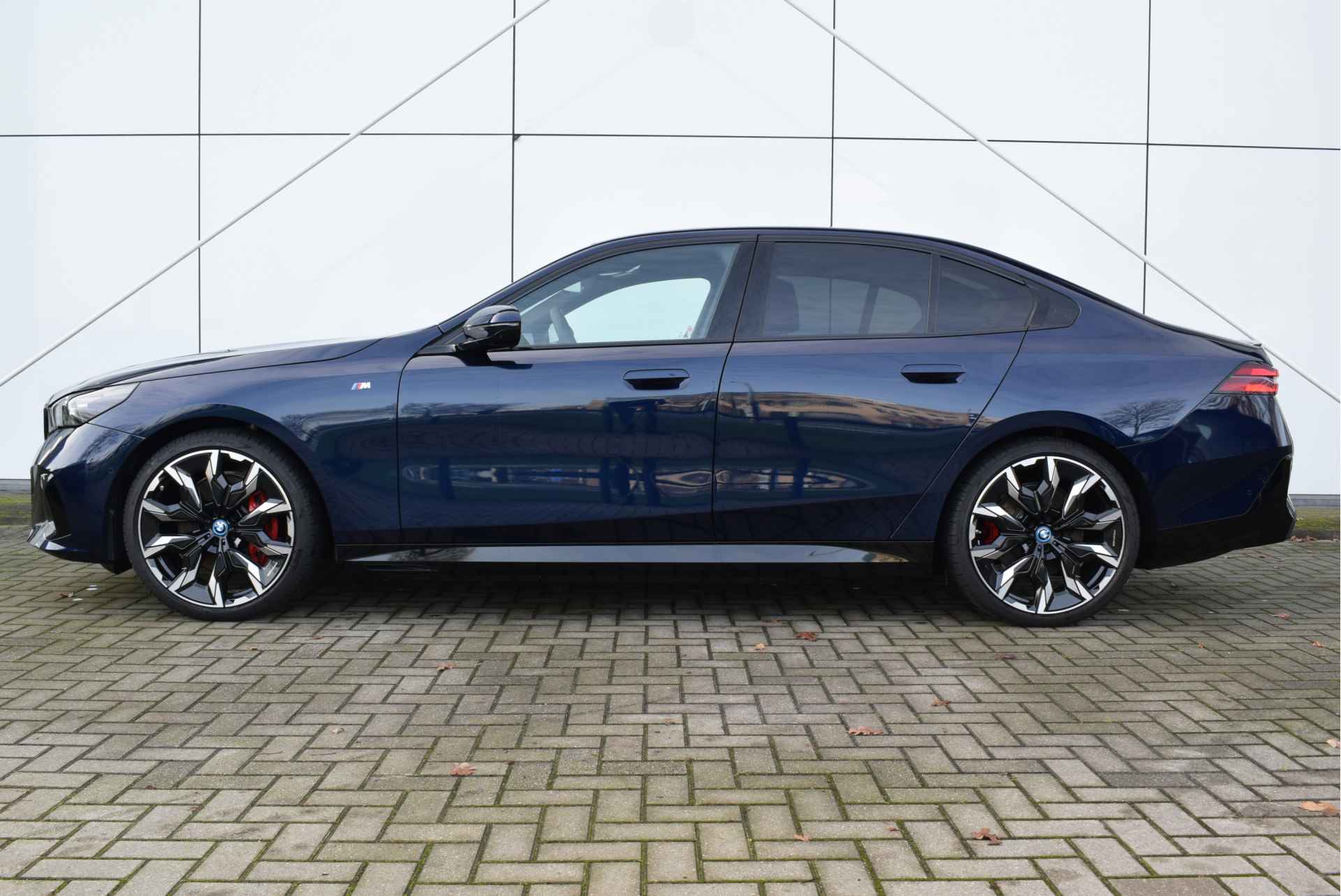 BMW i5 eDrive40 High Executive M Sport 84 kWh / Panoramadak / Trekhaak / Adaptief onderstel professional / Parking Assistant Professional / Stoelventilatie / Adaptieve LED / Comfortstoelen - 3/34