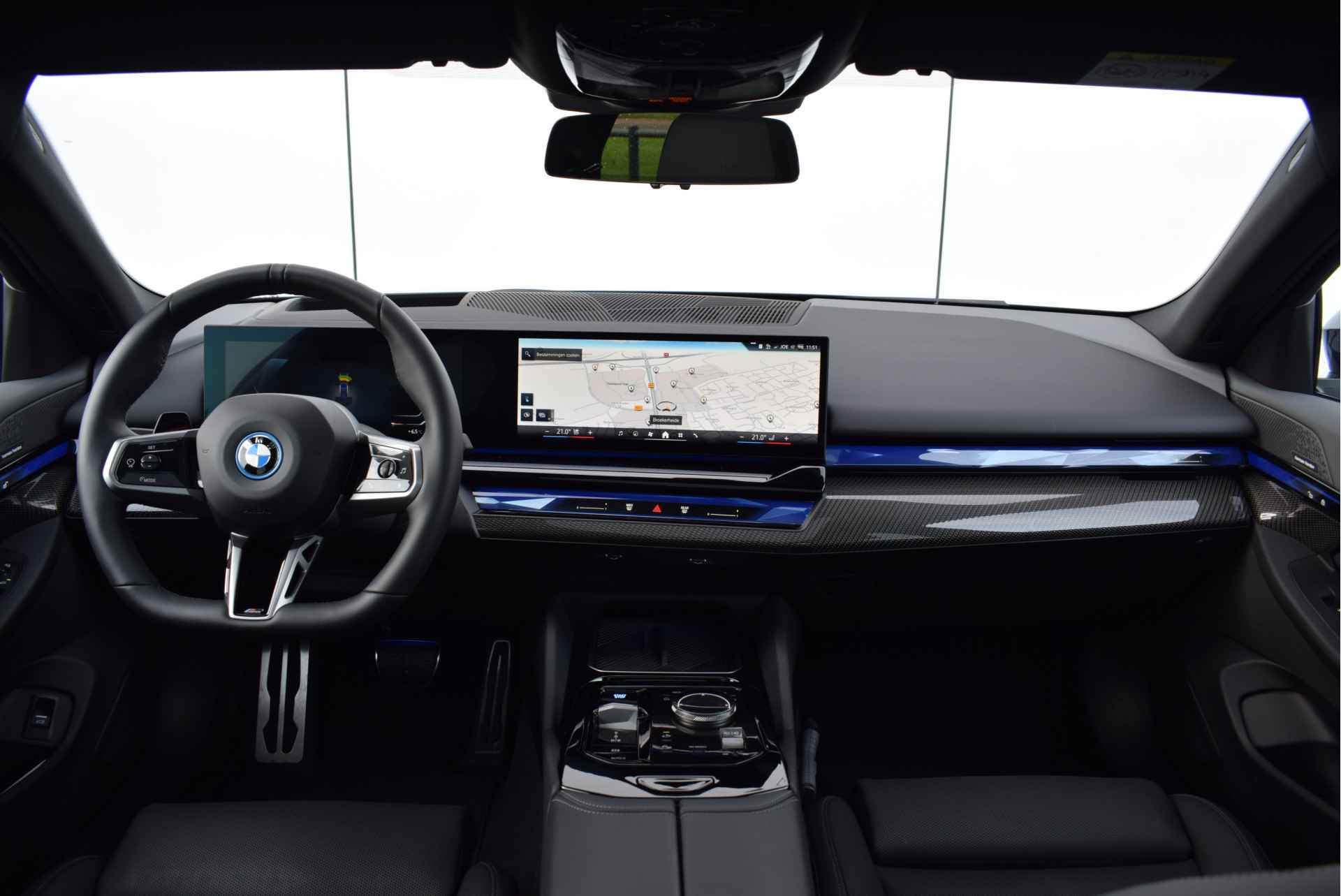 BMW i5 eDrive40 High Executive M Sport 84 kWh / Panoramadak / Trekhaak / Adaptief onderstel professional / Parking Assistant Professional / Stoelventilatie / Adaptieve LED / Comfortstoelen - 4/34