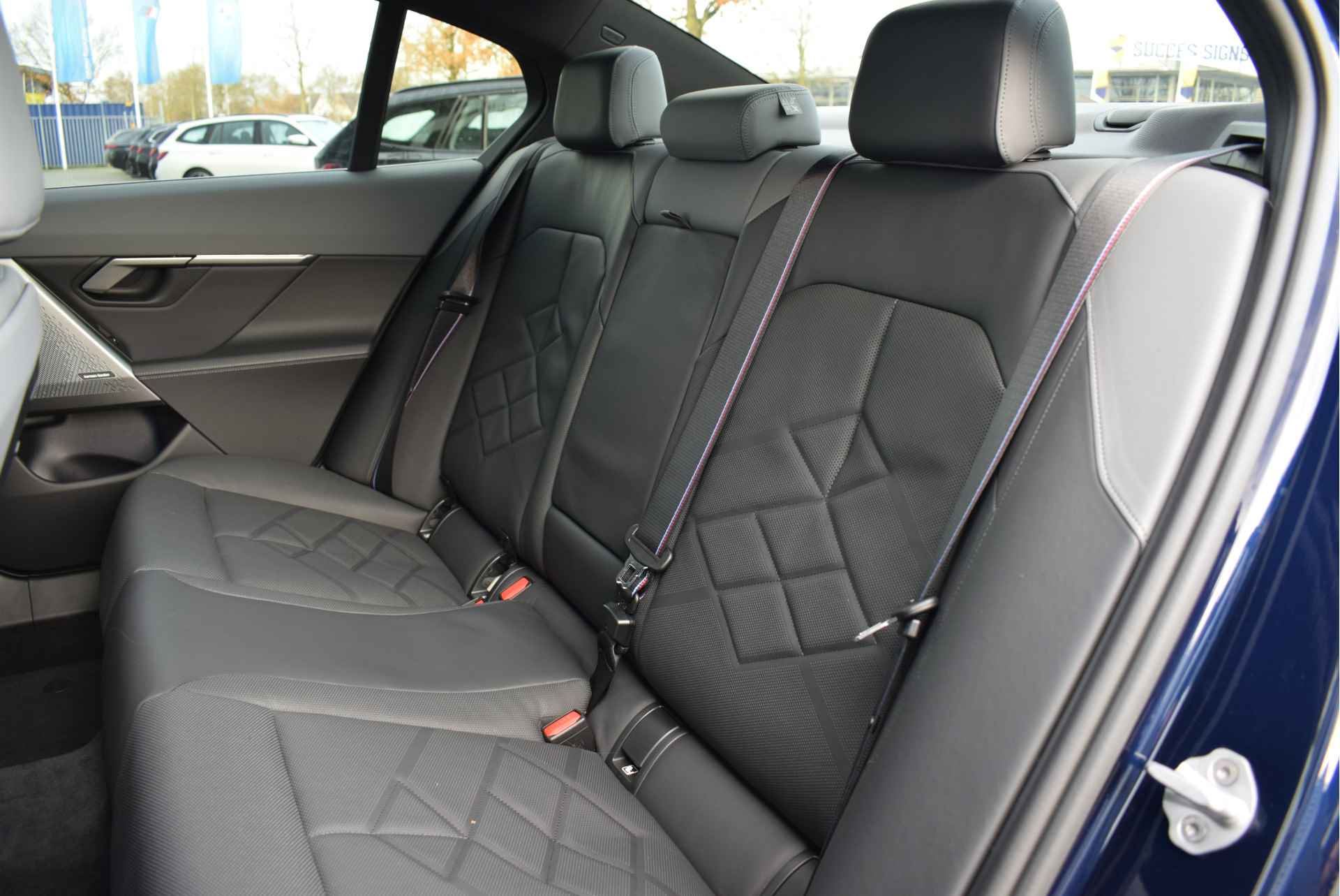 BMW i5 eDrive40 High Executive M Sport 84 kWh / Panoramadak / Trekhaak / Adaptief onderstel professional / Parking Assistant Professional / Stoelventilatie / Adaptieve LED / Comfortstoelen - 6/34