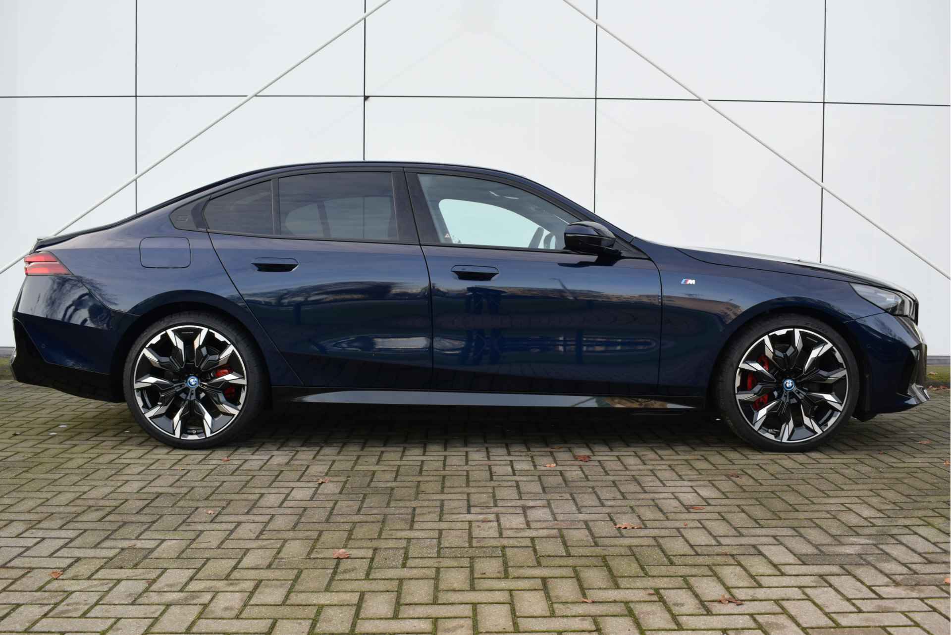 BMW i5 eDrive40 High Executive M Sport 84 kWh / Panoramadak / Trekhaak / Adaptief onderstel professional / Parking Assistant Professional / Stoelventilatie / Adaptieve LED / Comfortstoelen - 11/34