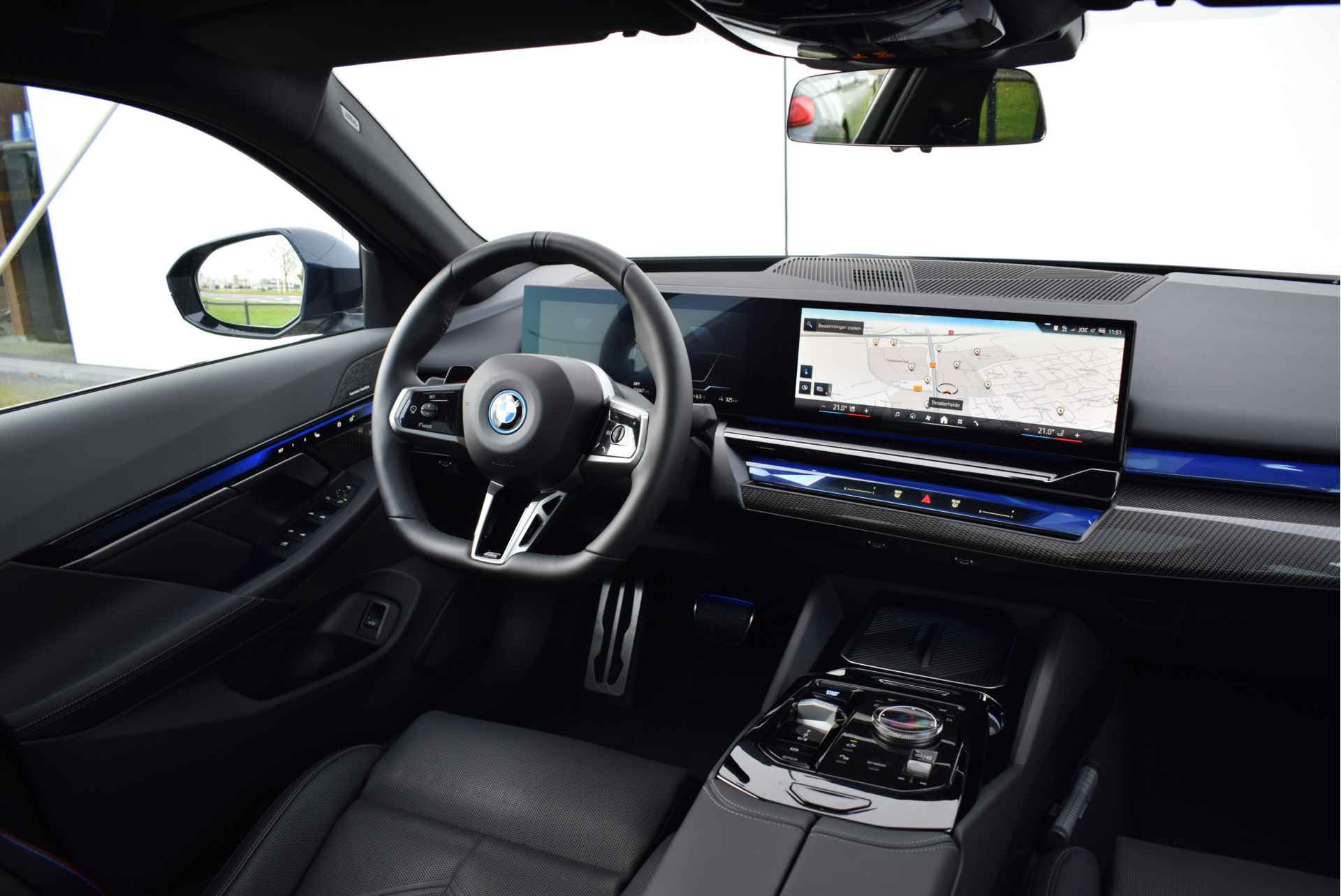 BMW i5 eDrive40 High Executive M Sport 84 kWh / Panoramadak / Trekhaak / Adaptief onderstel professional / Parking Assistant Professional / Stoelventilatie / Adaptieve LED / Comfortstoelen - 18/34