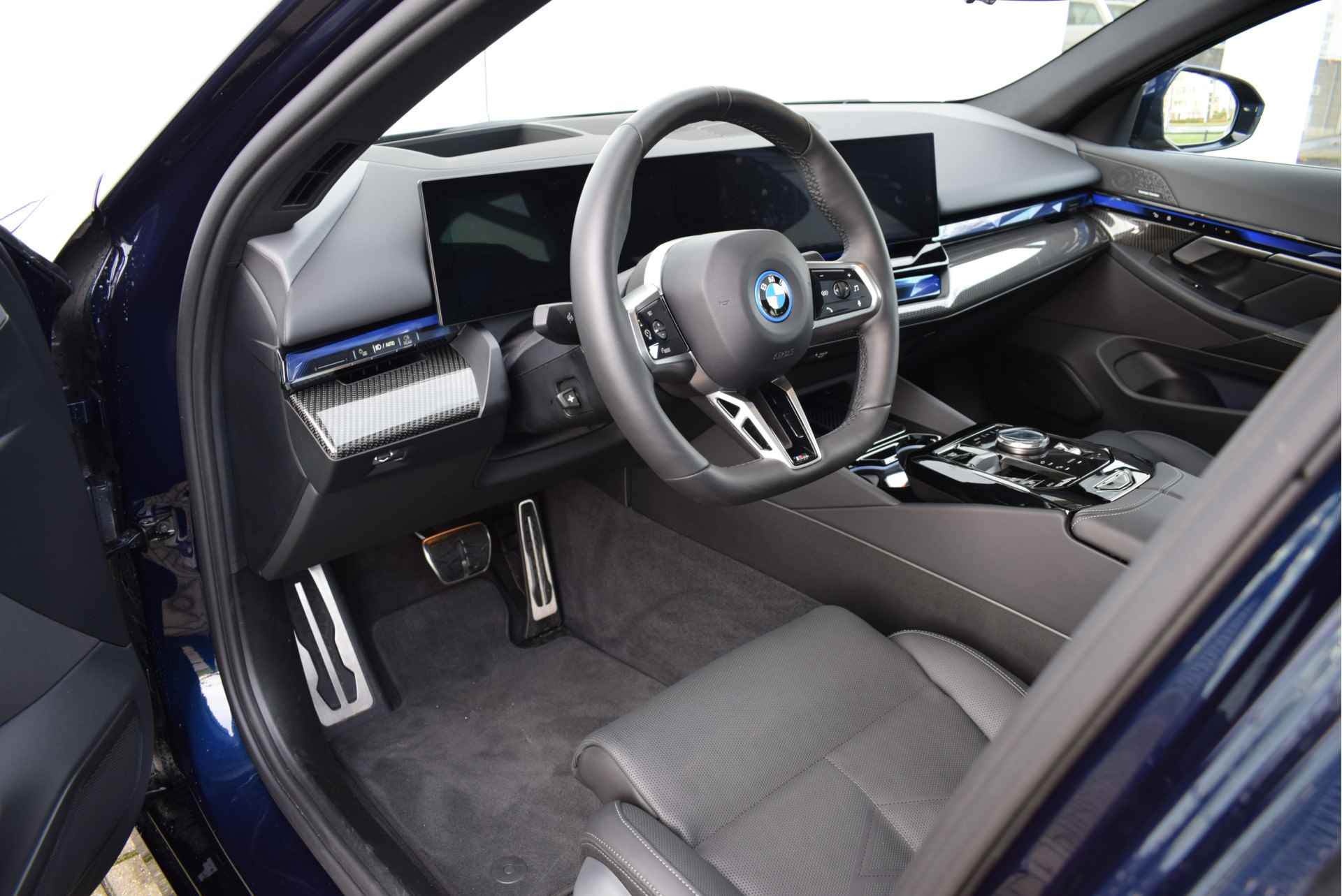 BMW i5 eDrive40 High Executive M Sport 84 kWh / Panoramadak / Trekhaak / Adaptief onderstel professional / Parking Assistant Professional / Stoelventilatie / Adaptieve LED / Comfortstoelen - 19/34
