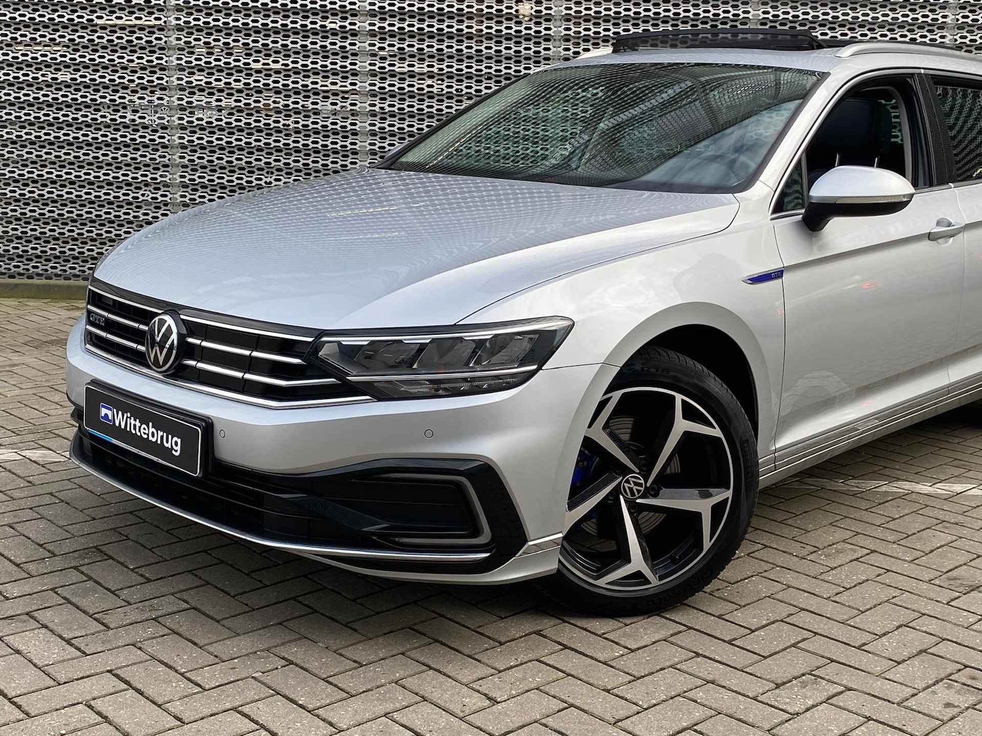 Volkswagen Passat Variant 1.4 TSI PHEV 218PK GTE / Panoramadak / Zwenkbare Trekhaak / Digitale Cockpit / Achteruitrijcamera / Stuur + Stoelverwarming P4 - 4/30