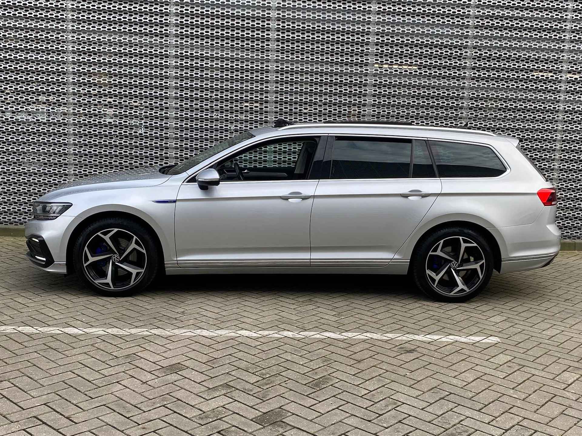 Volkswagen Passat Variant 1.4 TSI PHEV 218PK GTE / Panoramadak / Zwenkbare Trekhaak / Digitale Cockpit / Achteruitrijcamera / Stuur + Stoelverwarming P4 - 7/30