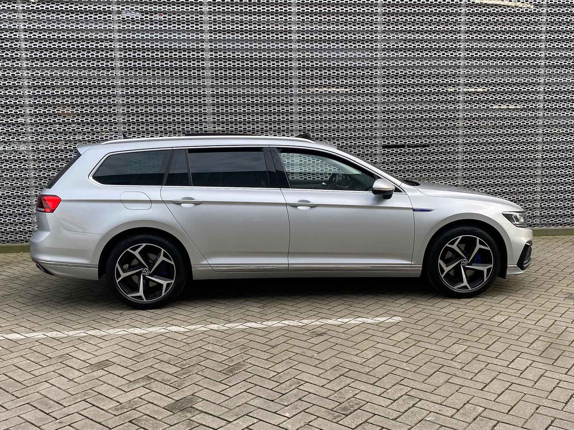 Volkswagen Passat Variant 1.4 TSI PHEV 218PK GTE / Panoramadak / Zwenkbare Trekhaak / Digitale Cockpit / Achteruitrijcamera / Stuur + Stoelverwarming P4 - 11/30