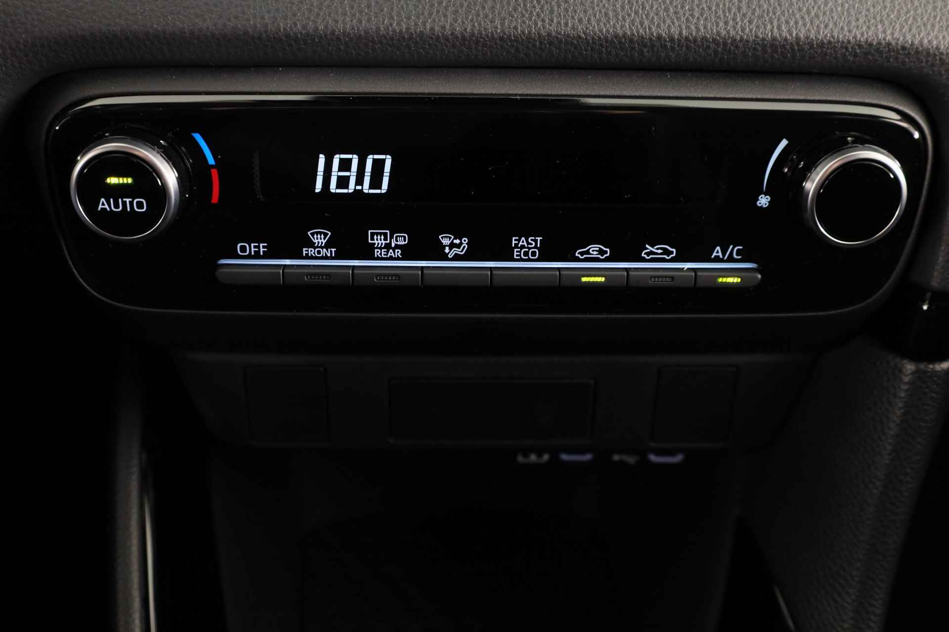 Toyota Yaris Hybrid 115 First Edition *DEMO* | Fabrieksgarantie t/m 04-2034 mogelijk! - 12/39