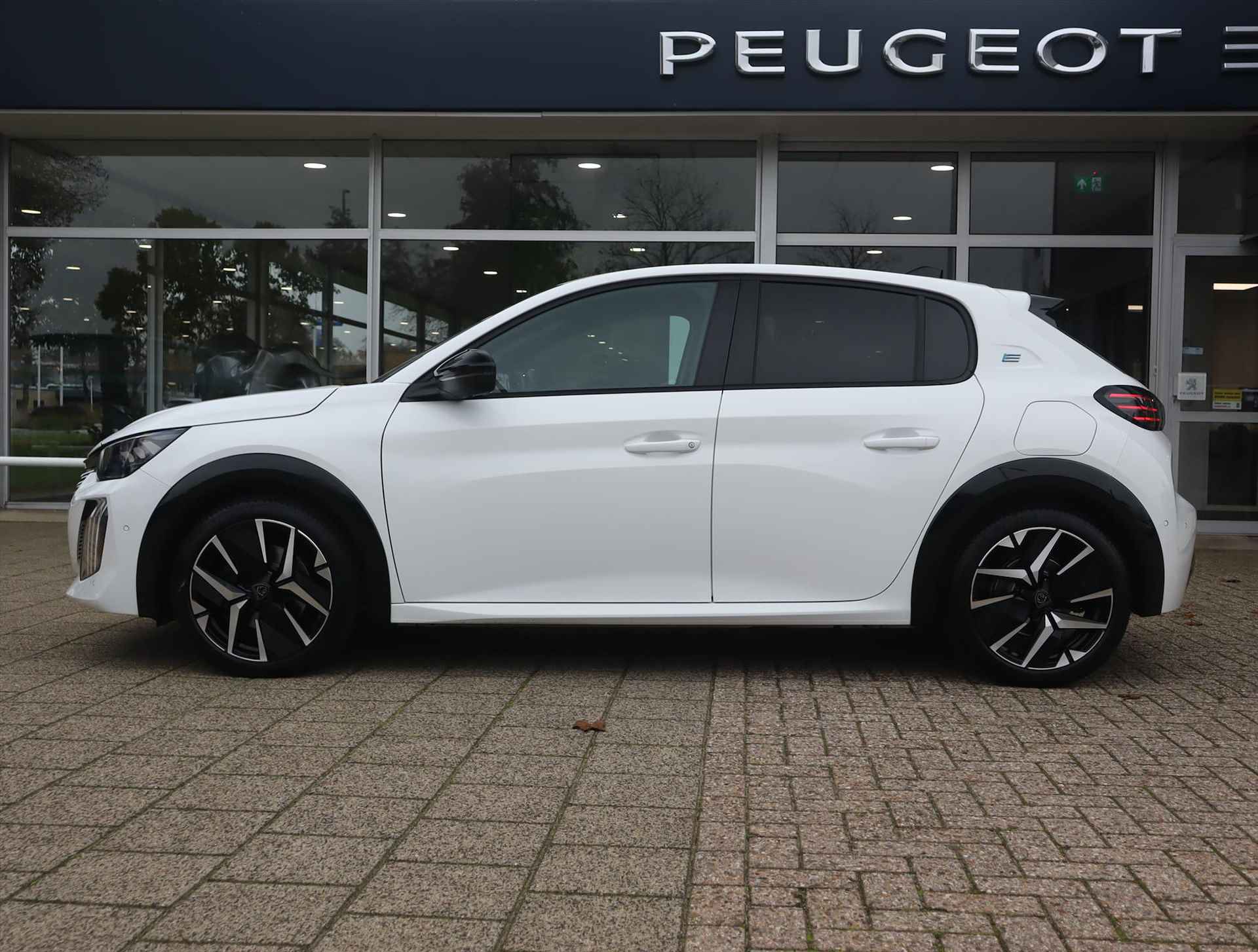 Peugeot e-208 GT EV 51kWh 156pk, Rijklaarprijs, Keyless entry El. verstelbare stoelen met massagefunctie en alcantara Camera voor en achter - 2/81