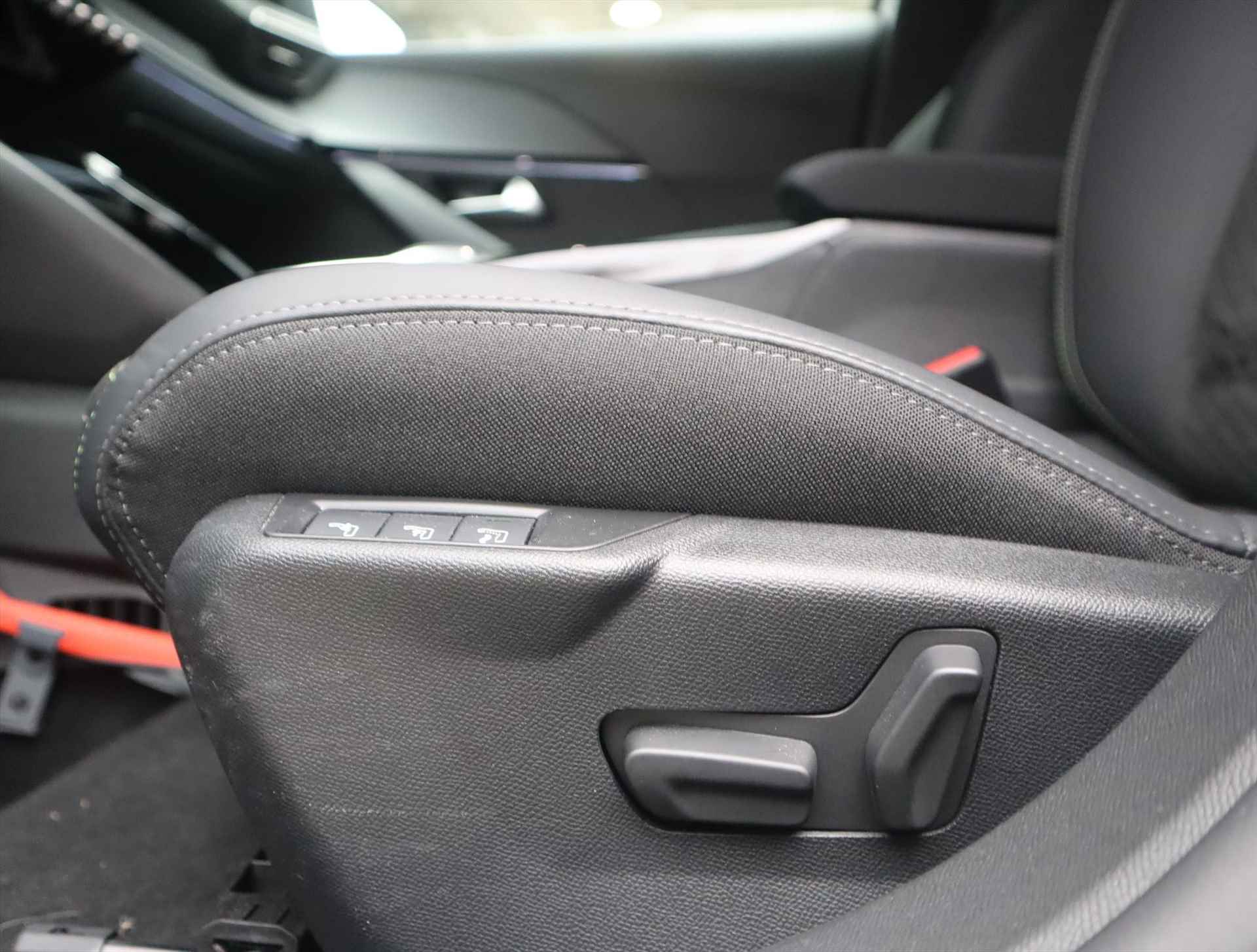 Peugeot e-208 GT EV 51kWh 156pk, Rijklaarprijs, Keyless entry El. verstelbare stoelen met massagefunctie en alcantara Camera voor en achter - 50/81