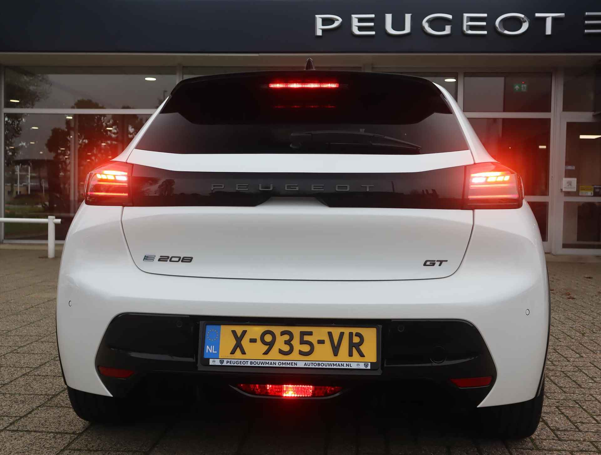 Peugeot e-208 GT EV 51kWh 156pk, Rijklaarprijs, Keyless entry El. verstelbare stoelen met massagefunctie en alcantara Camera voor en achter - 15/81