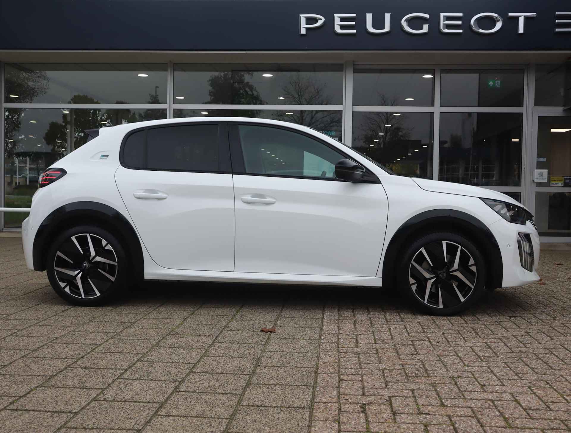 Peugeot e-208 GT EV 51kWh 156pk, Rijklaarprijs, Keyless entry El. verstelbare stoelen met massagefunctie en alcantara Camera voor en achter - 3/81