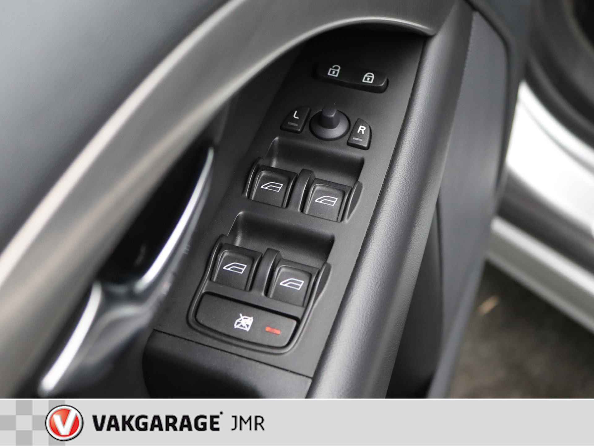 Volvo V70 2.5FT Momentum Youngtimer Trekhaak - PDC Achter - Stoel + Achterbank verwarming - Bluetooth - Climate en Cruise Control - 28/39