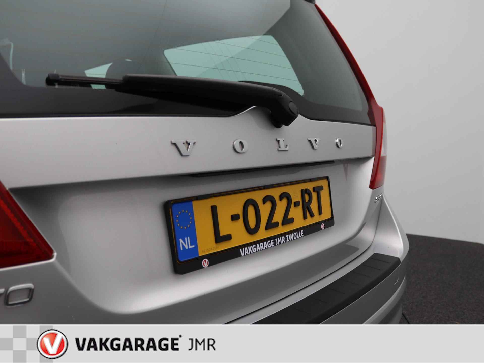 Volvo V70 2.5FT Momentum Youngtimer Trekhaak - PDC Achter - Stoel + Achterbank verwarming - Bluetooth - Climate en Cruise Control - 30/39