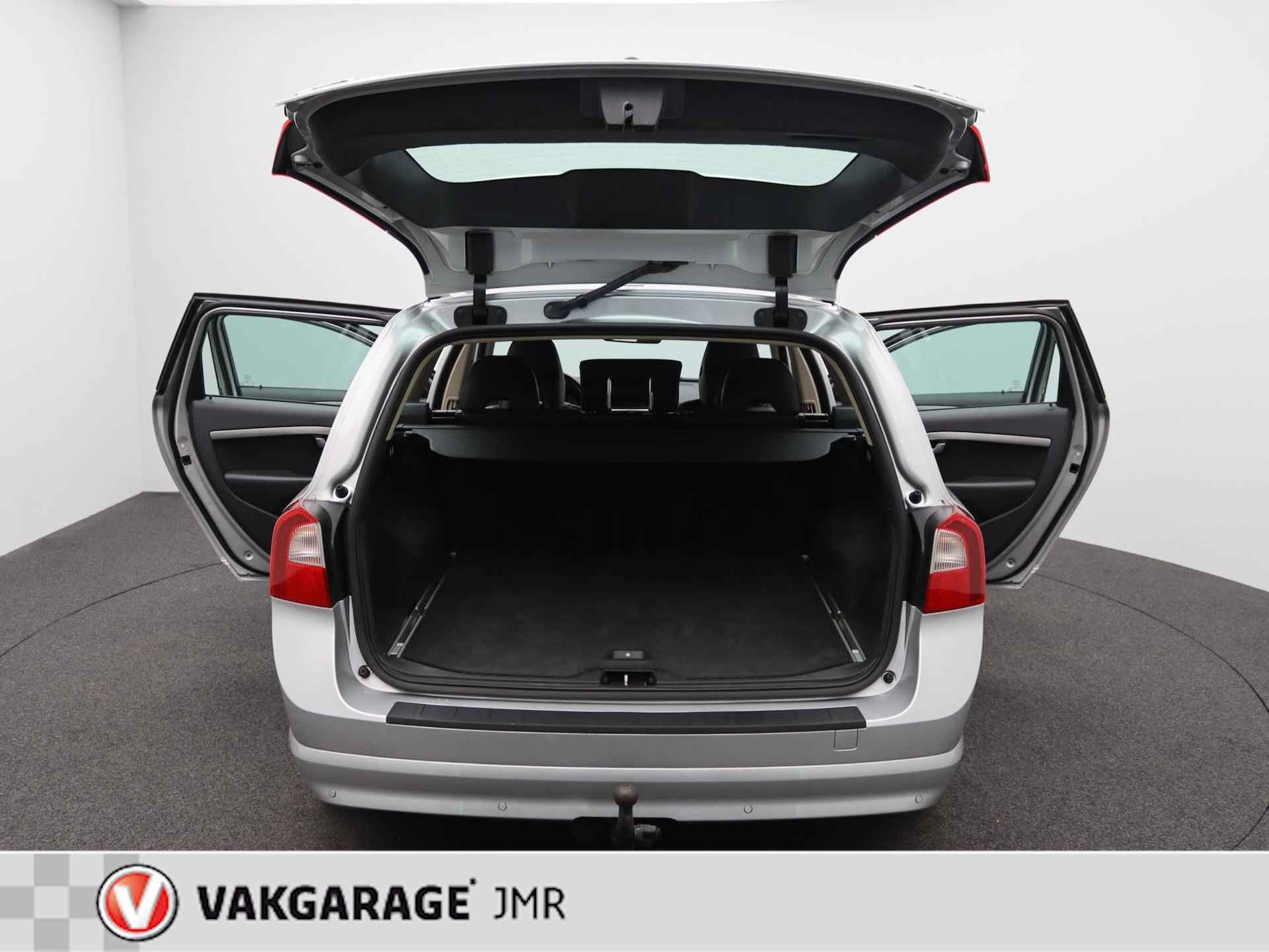 Volvo V70 2.5FT Momentum Youngtimer Trekhaak - PDC Achter - Stoel + Achterbank verwarming - Bluetooth - Climate en Cruise Control - 33/39