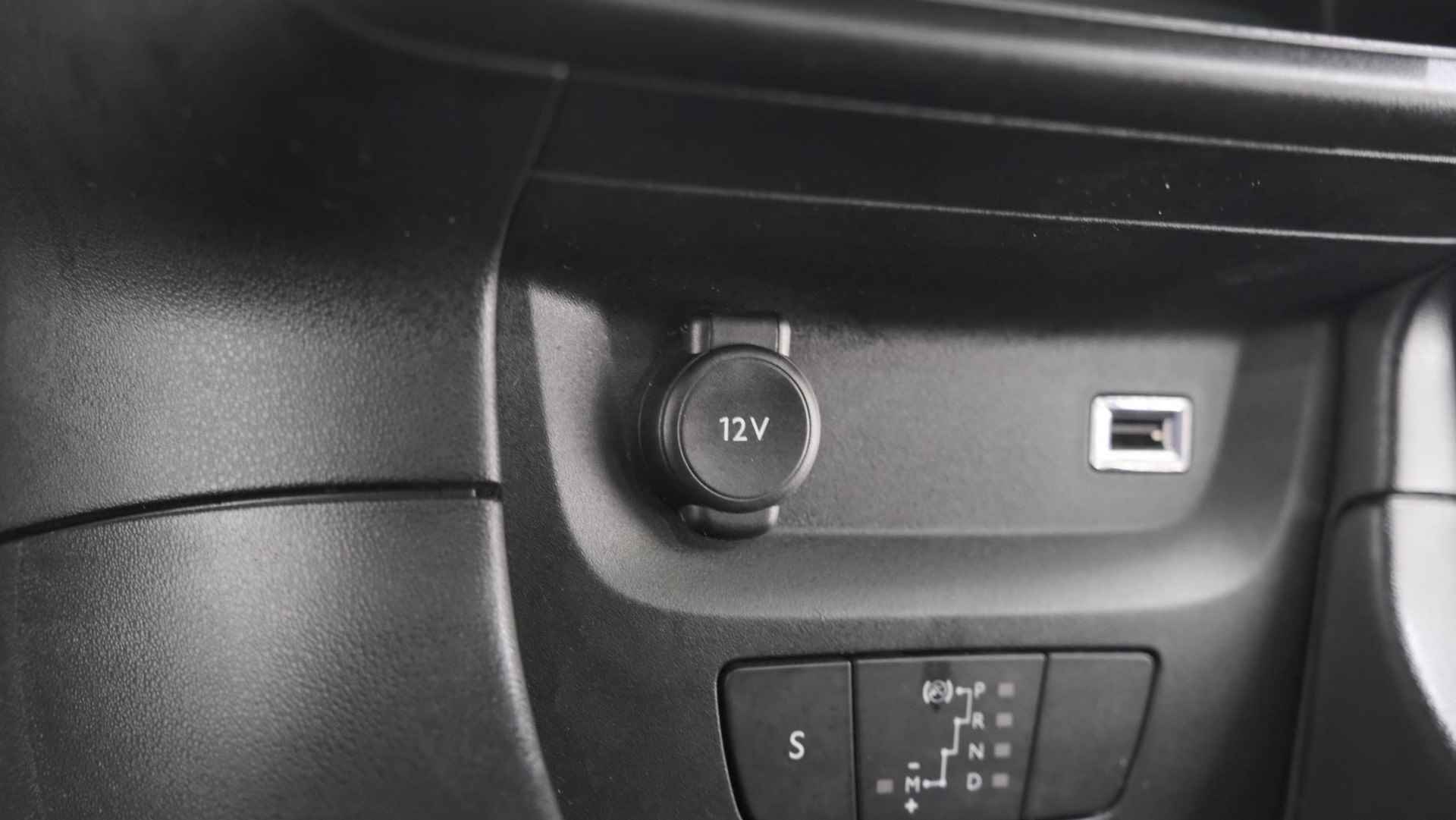 Citroen C3 PureTech 110 EAT6 Shine | Panoramadak | Climate Control | Apple Carplay | Parkeersensoren | Stoelverwarming - 34/66