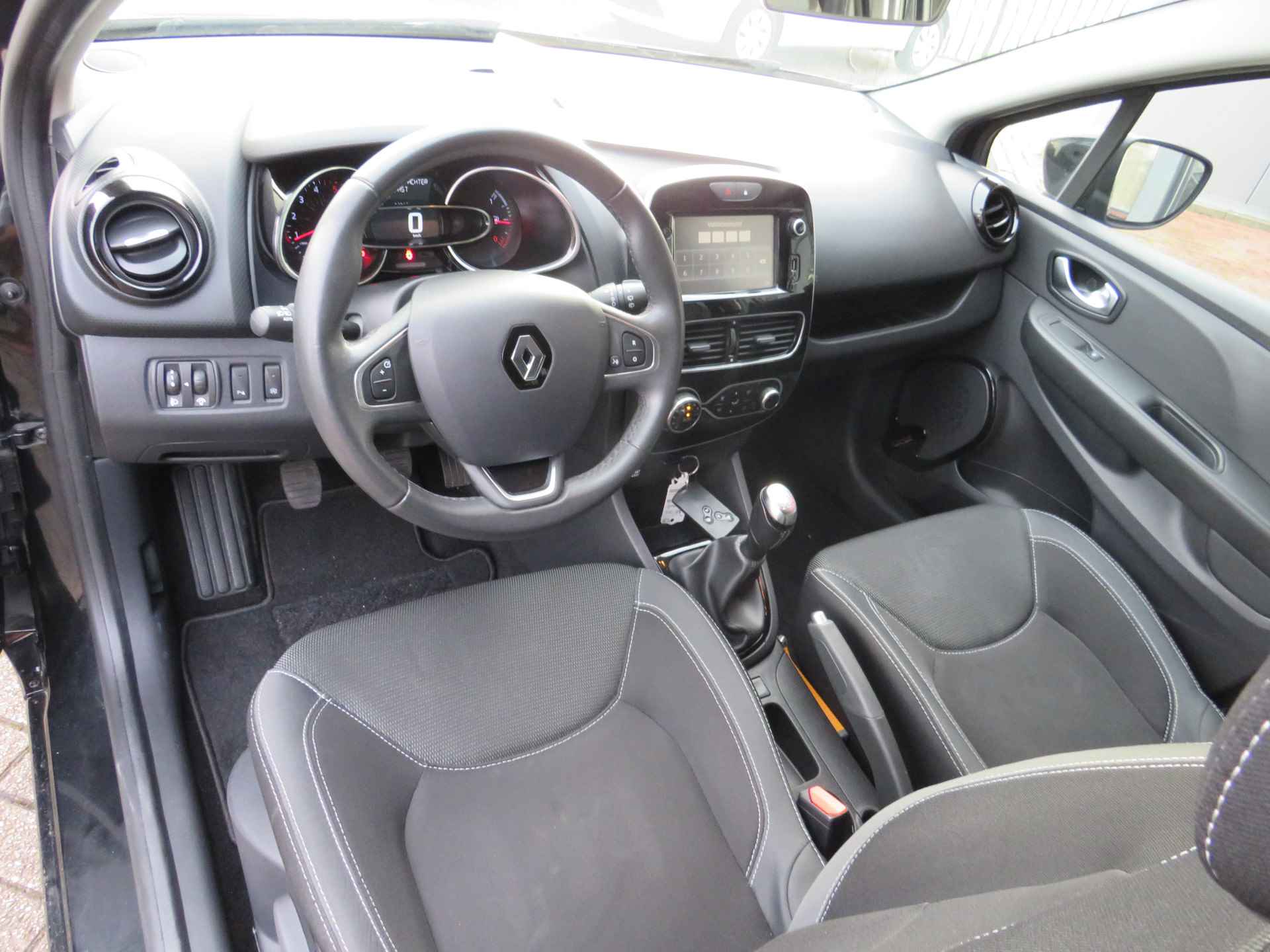 Renault Clio Estate 1.5 dCi Ecoleader Zen 90PK | Clima-Airco | Cruise controle | Parkeersensoren | Incl. BOVAG Garantie | Euro-6 | - 17/37