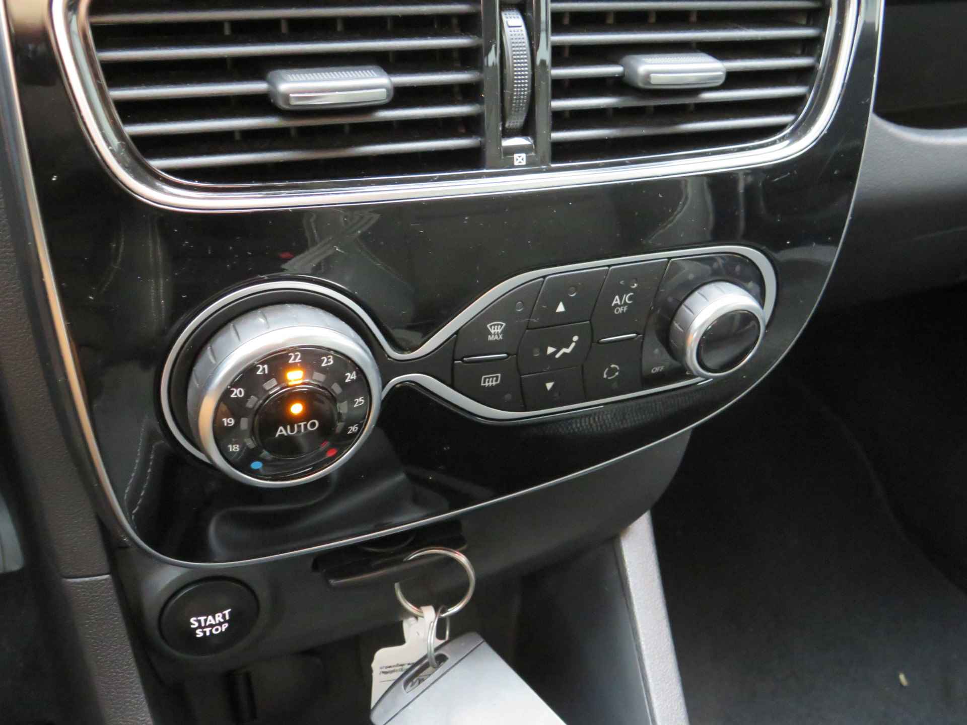 Renault Clio Estate 1.5 dCi Ecoleader Zen 90PK | Clima-Airco | Cruise controle | Parkeersensoren | Incl. BOVAG Garantie | Euro-6 | - 4/37