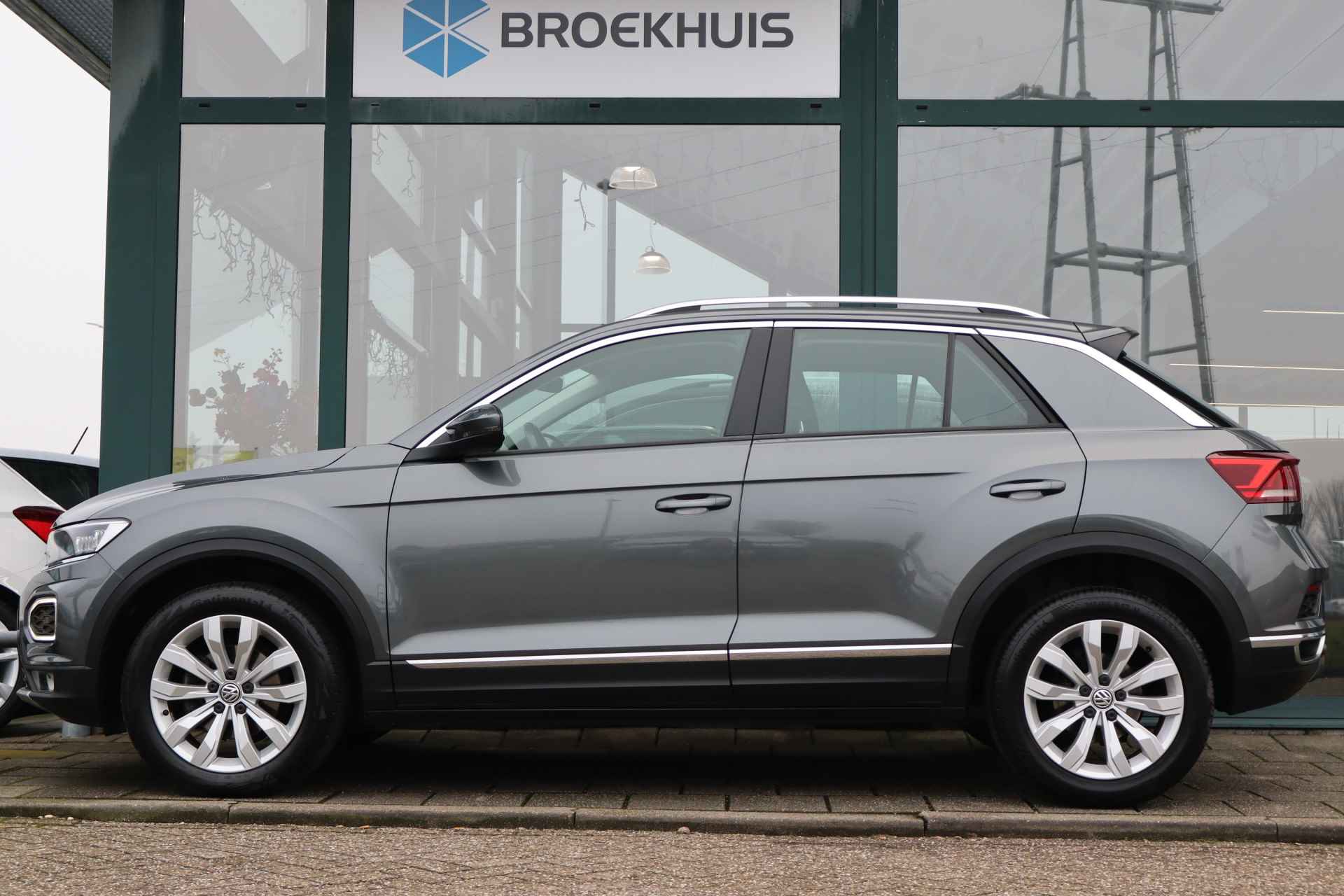 Volkswagen T-Roc 1.5 TSI 150pk Sport | Navigatie | Achteruitrijcamera | Trekhaak | - 2/28