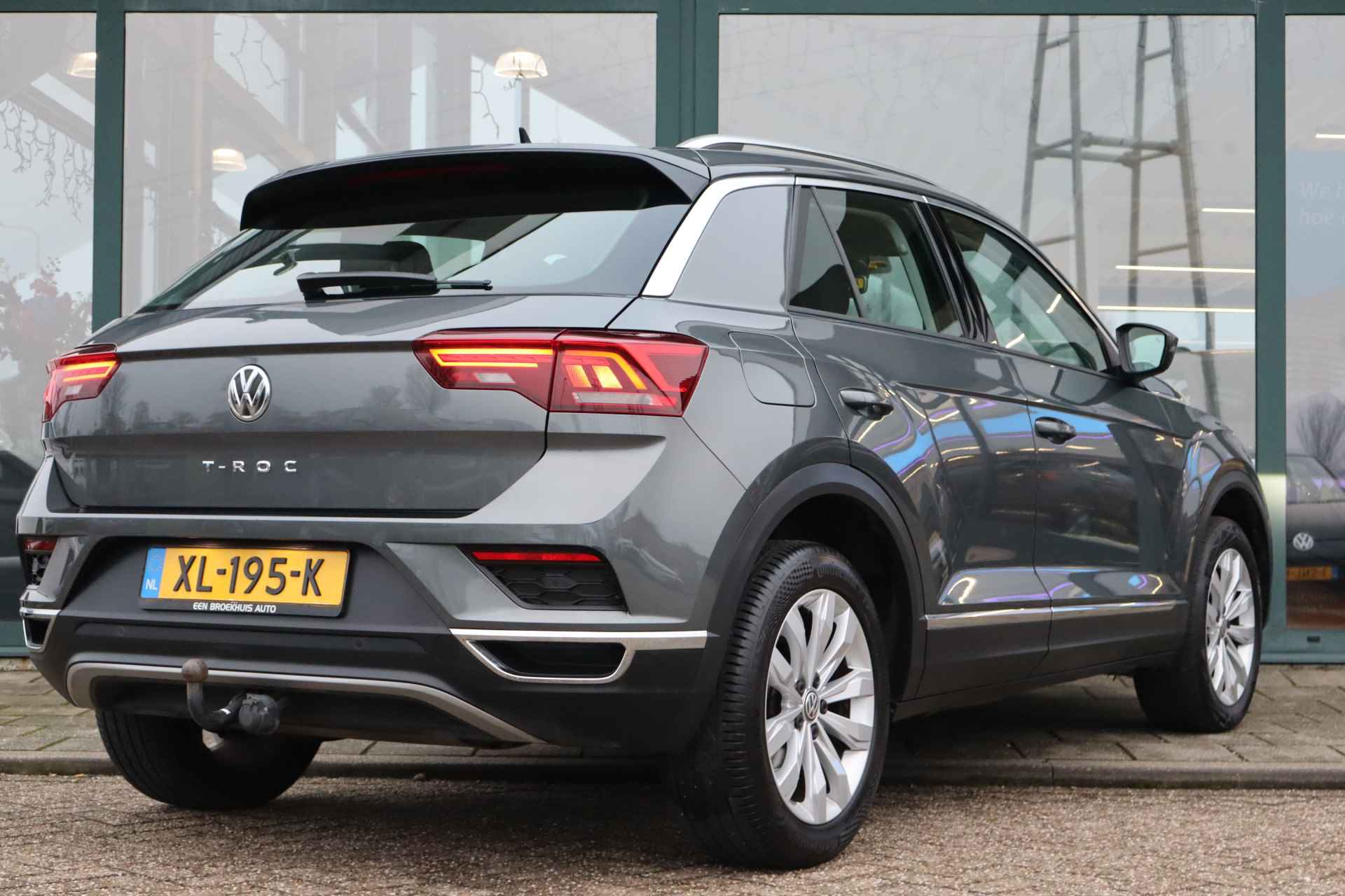 Volkswagen T-Roc 1.5 TSI 150pk Sport | Navigatie | Achteruitrijcamera | Trekhaak | - 8/28