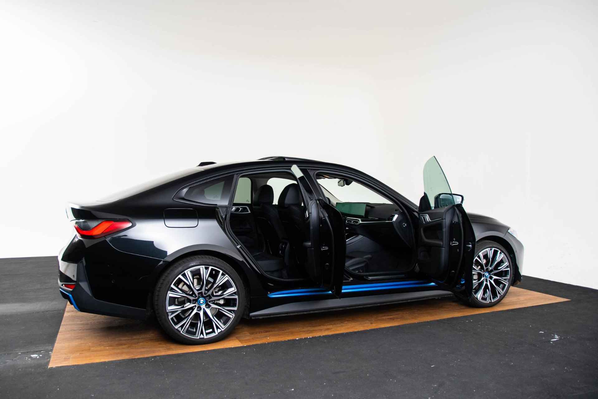 BMW i4 eDrive35 High Executive 70 kWh Trekhaak - Schuifdak - Parking Assistant Plus - Driving Assistant Pro - Comfort Access - Laserlight - HiFi System - - 8/56