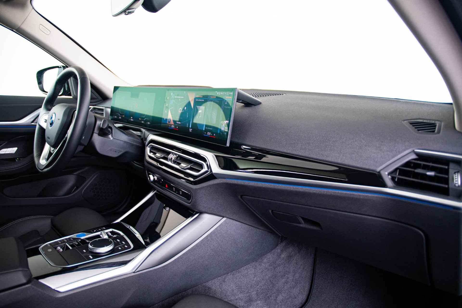 BMW i4 eDrive35 High Executive 70 kWh Trekhaak - Schuifdak - Parking Assistant Plus - Driving Assistant Pro - Comfort Access - Laserlight - HiFi System - - 18/56