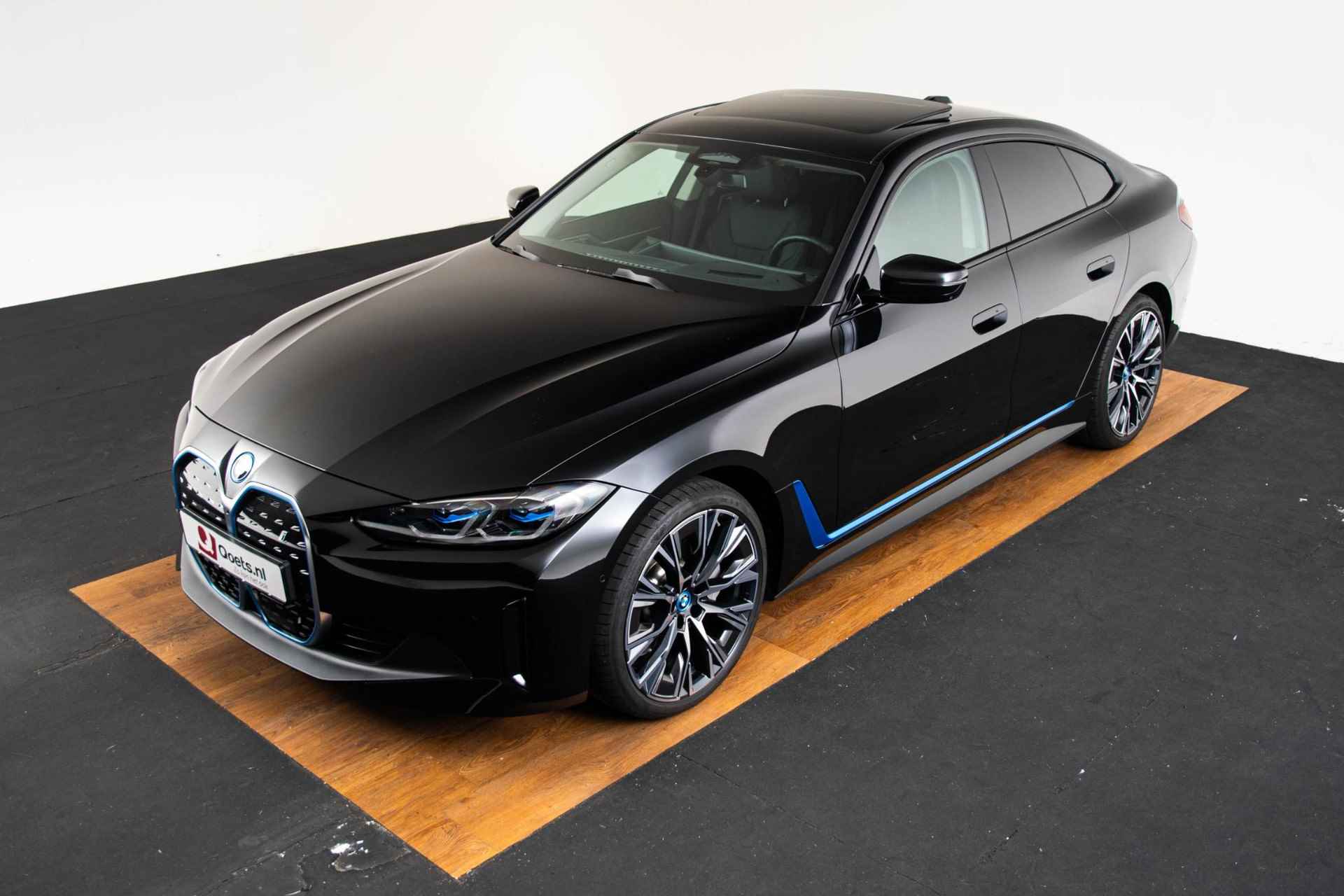 BMW i4 eDrive35 High Executive 70 kWh Trekhaak - Schuifdak - Parking Assistant Plus - Driving Assistant Pro - Comfort Access - Laserlight - HiFi System - - 44/56