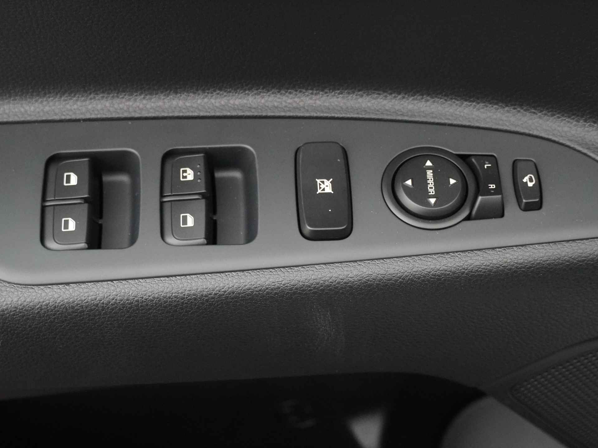 Kia Stonic 1.0 T-GDi MHEV DynamicPlusLine * Nieuw diverse kleuren uit voorraad leverbaar * - Cruise Control - Keyless - Apple CarPlay/Android Auto - Achteruitrijcamera - Parkeersensoren - Fabrieksgarantie tot 2031 - 22/48