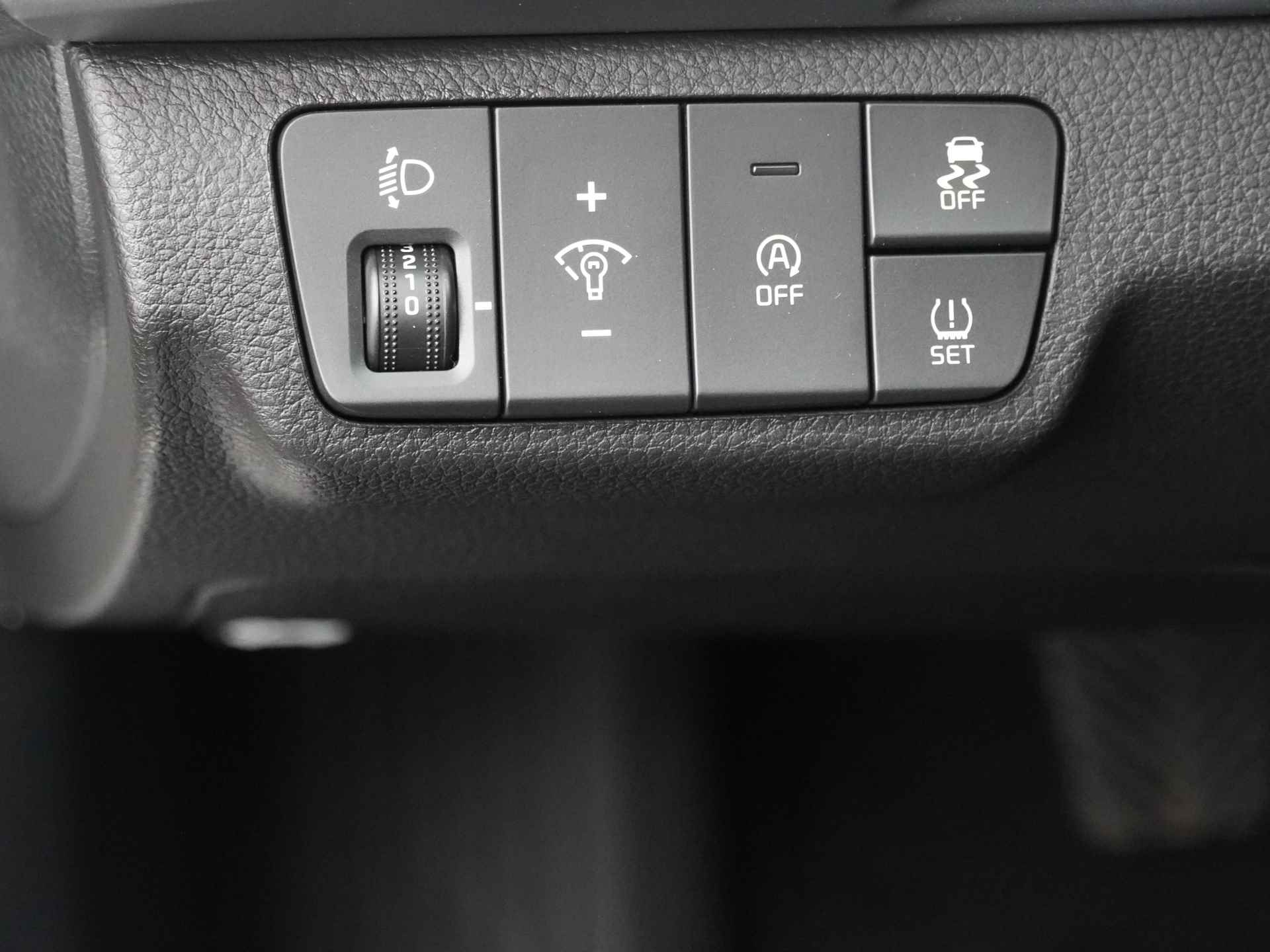 Kia Stonic 1.0 T-GDi MHEV DynamicPlusLine * Nieuw diverse kleuren uit voorraad leverbaar * - Cruise Control - Keyless - Apple CarPlay/Android Auto - Achteruitrijcamera - Parkeersensoren - Fabrieksgarantie tot 2031 - 24/48